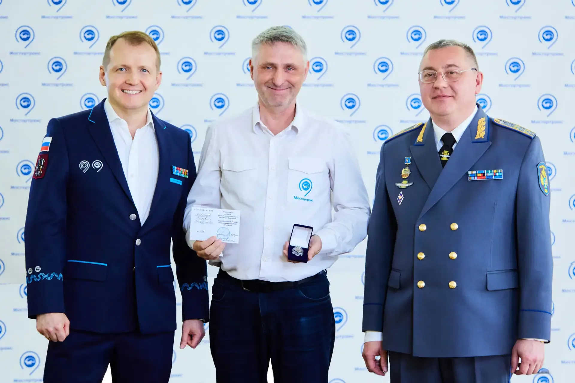 🏆  Чествуем лучших водителей Мосгортранса ⠀ Отметили федеральными знаками отличия тех, кто своим еже