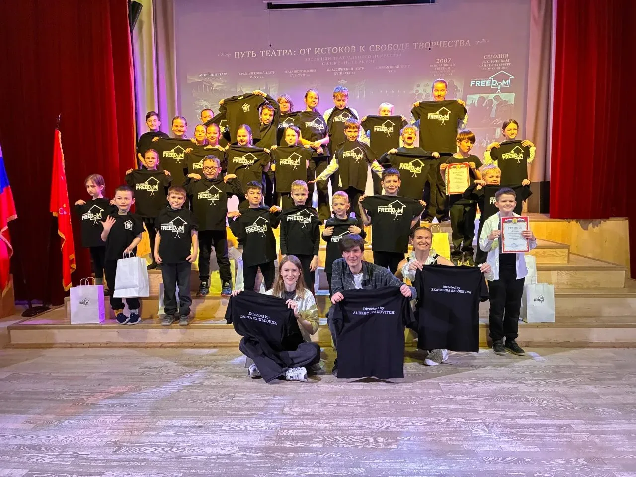Вот таким мы запомним этот день 🤍  Отчётный концерт школьного театра FREEDoM состоялся.Полный зал, с