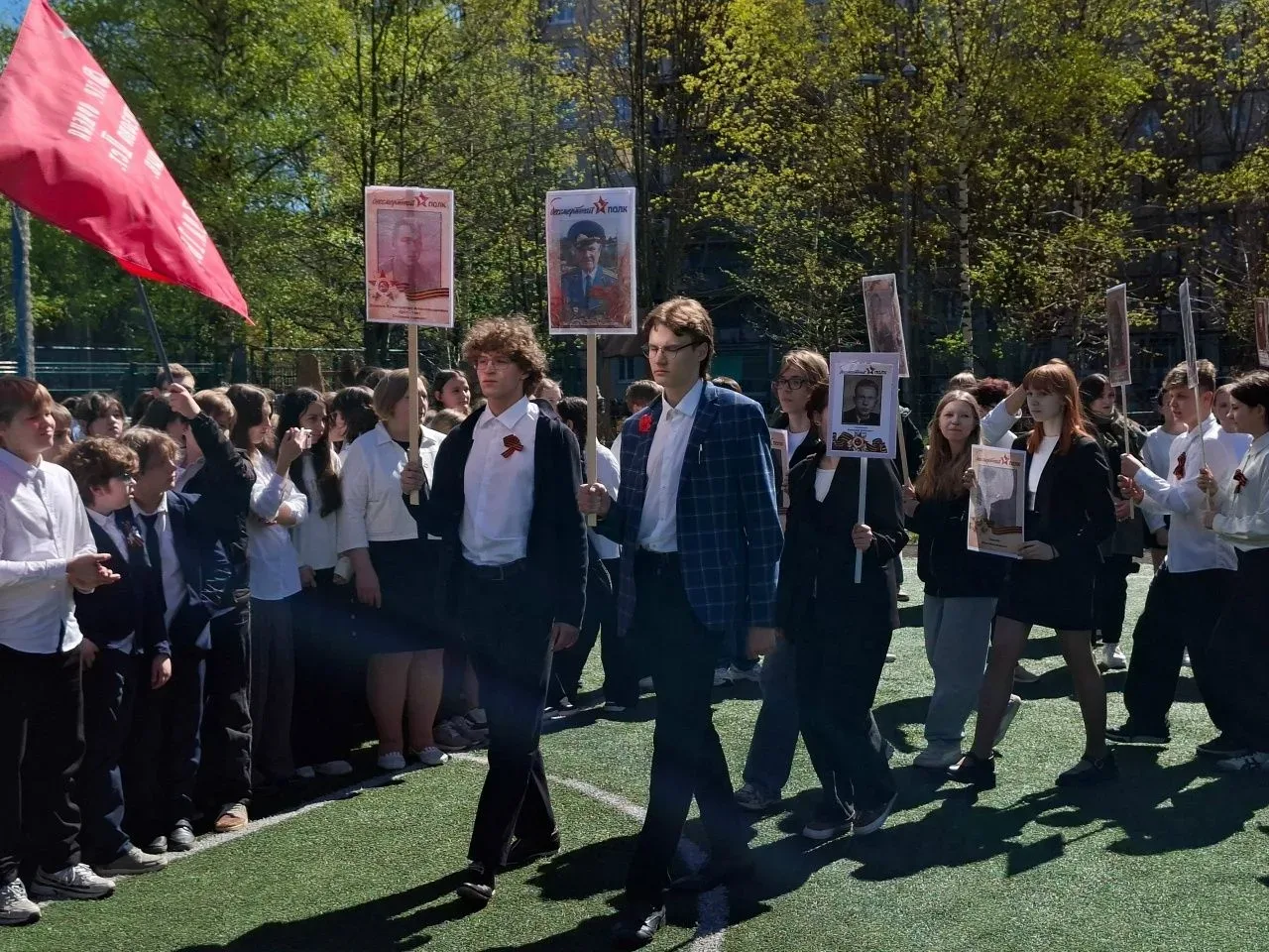 🎗Бессмертный полк. Живая связь поколений   8 мая, в канун Великой Победы, лицеисты и учителя прошли 