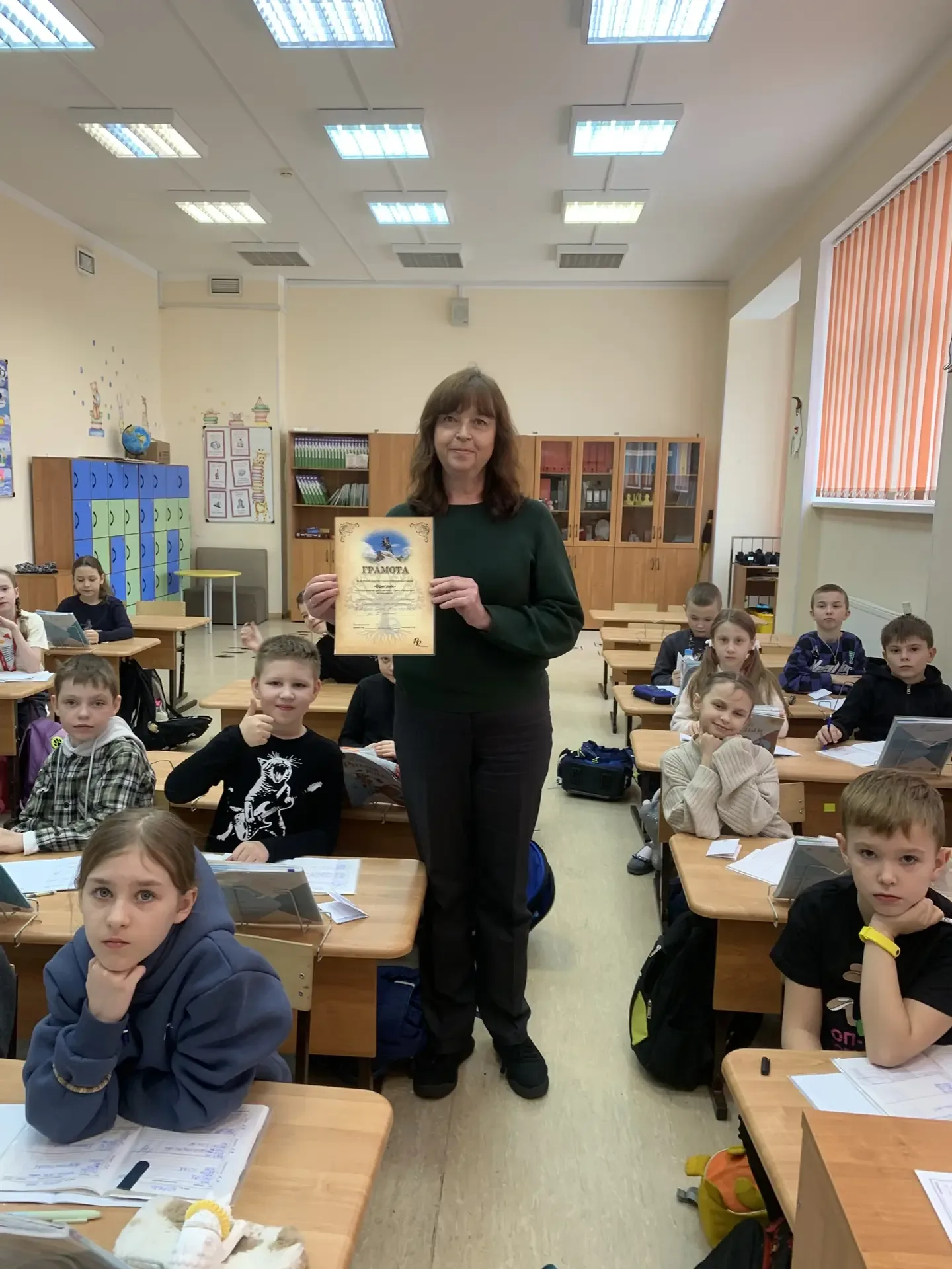 📚 Сегодня классам-победителям бумажного БУМА в начальной школе и ученикам,  сдавшим более 50 кг маку