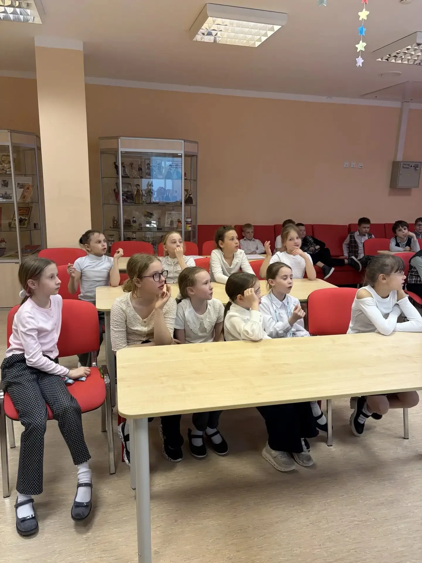 🏛 День музеев в начальной школе: виртуальное путешествие по Санкт‑Петербургу  В рамках празднования 
