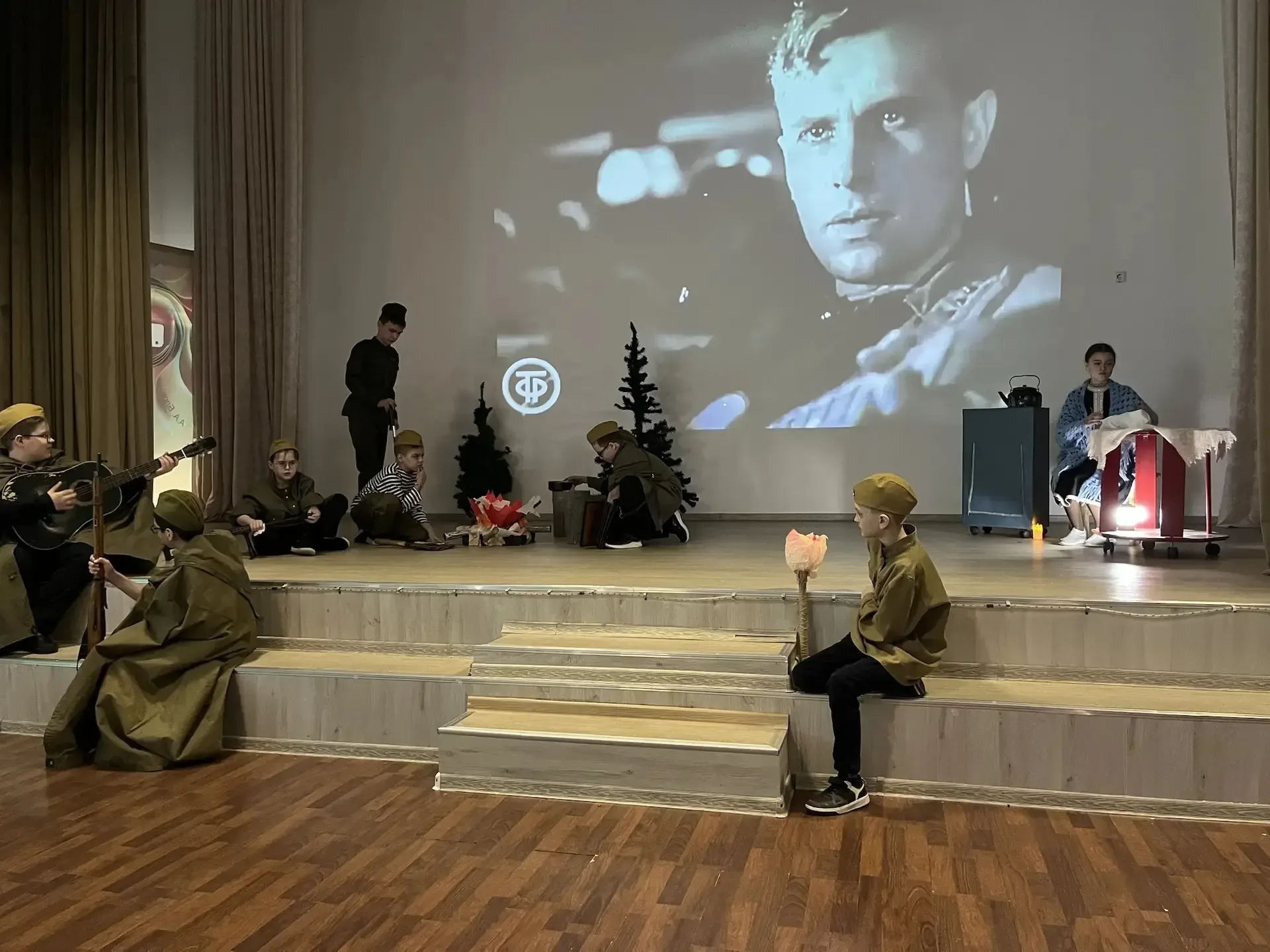Фестиваль военно- патриотической песни прошел на параллели 4 классов. Готовясь к мероприятию, ребята