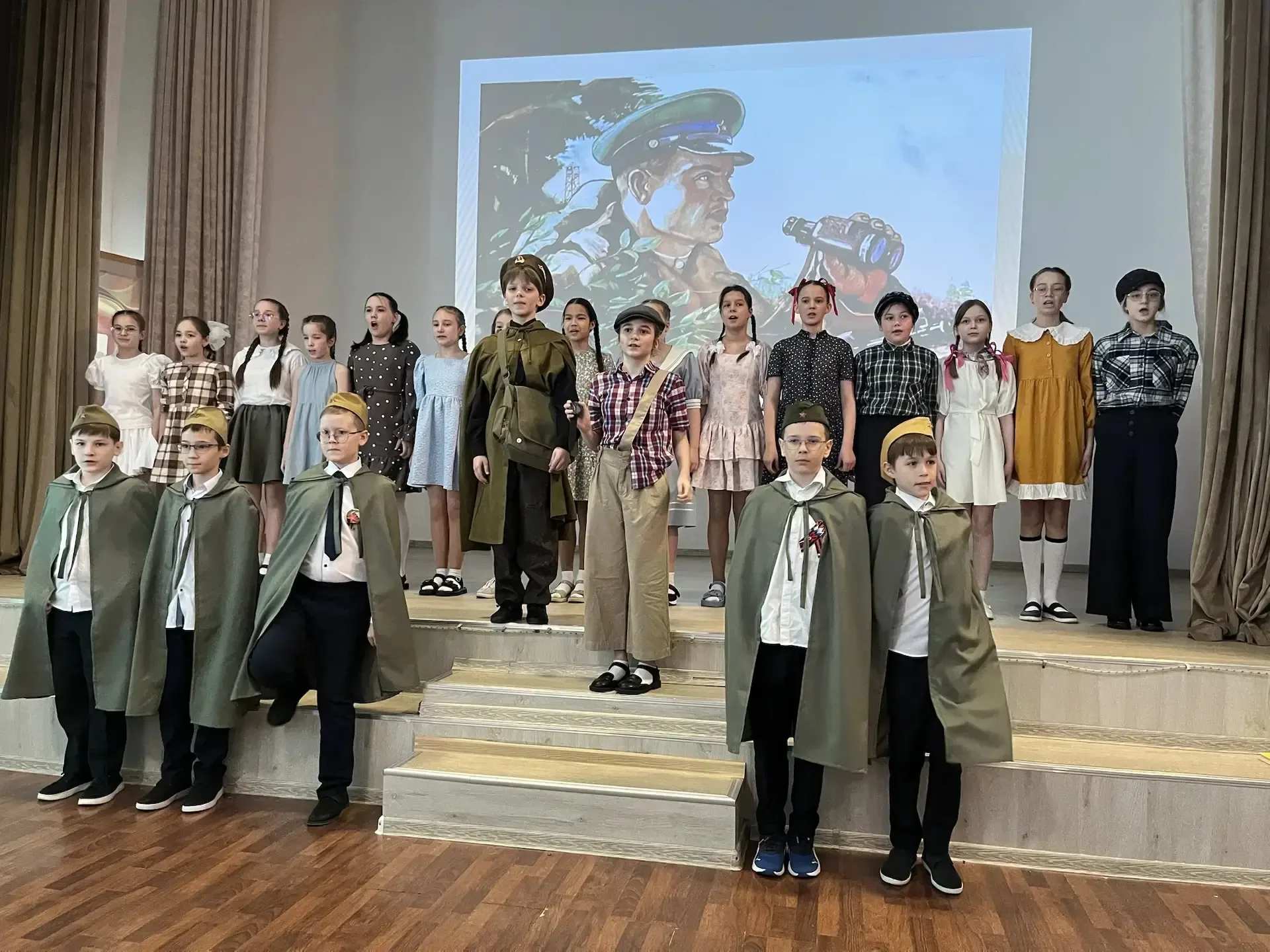 Фестиваль военно- патриотической песни прошел на параллели 4 классов. Готовясь к мероприятию, ребята
