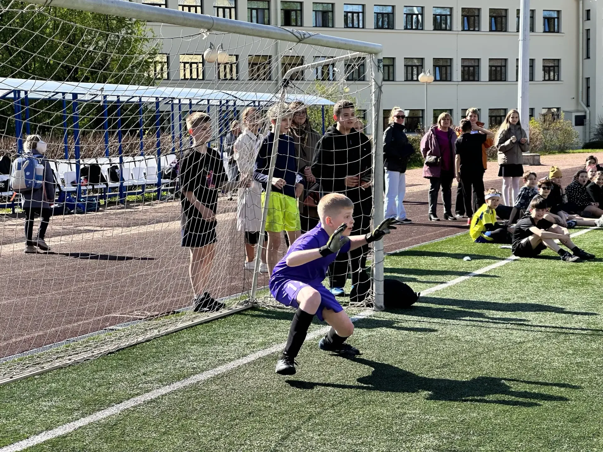 ⚽ МАЙСКИЙ ФУТБОЛ: ИГРА, ДРУЖБА, ТРАДИЦИЯ  В течение мая на школьном стадионе кипели нешуточные страс