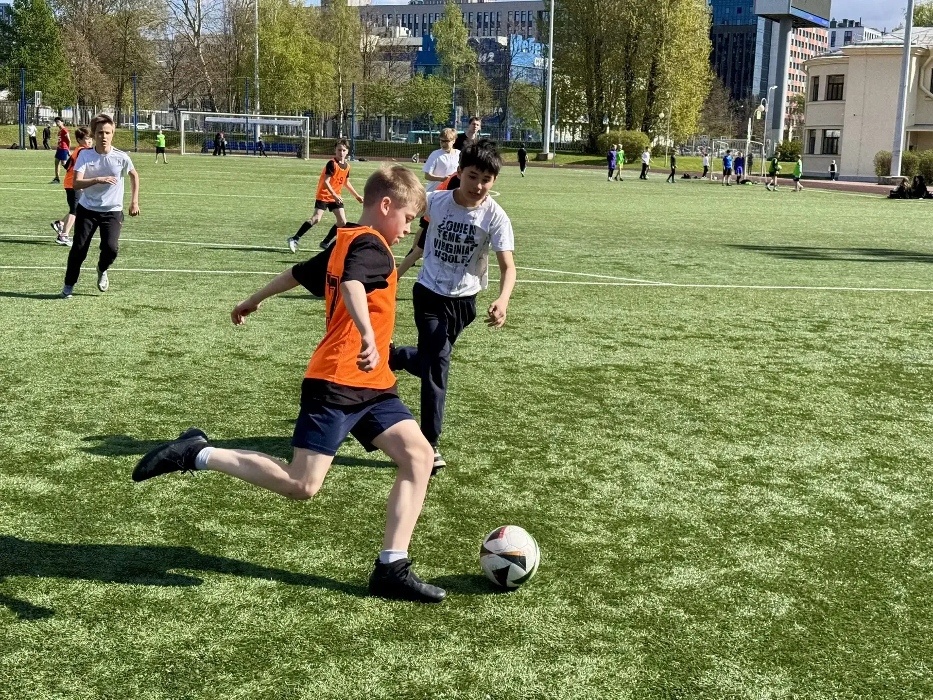 ⚽ МАЙСКИЙ ФУТБОЛ: ИГРА, ДРУЖБА, ТРАДИЦИЯ  В течение мая на школьном стадионе кипели нешуточные страс