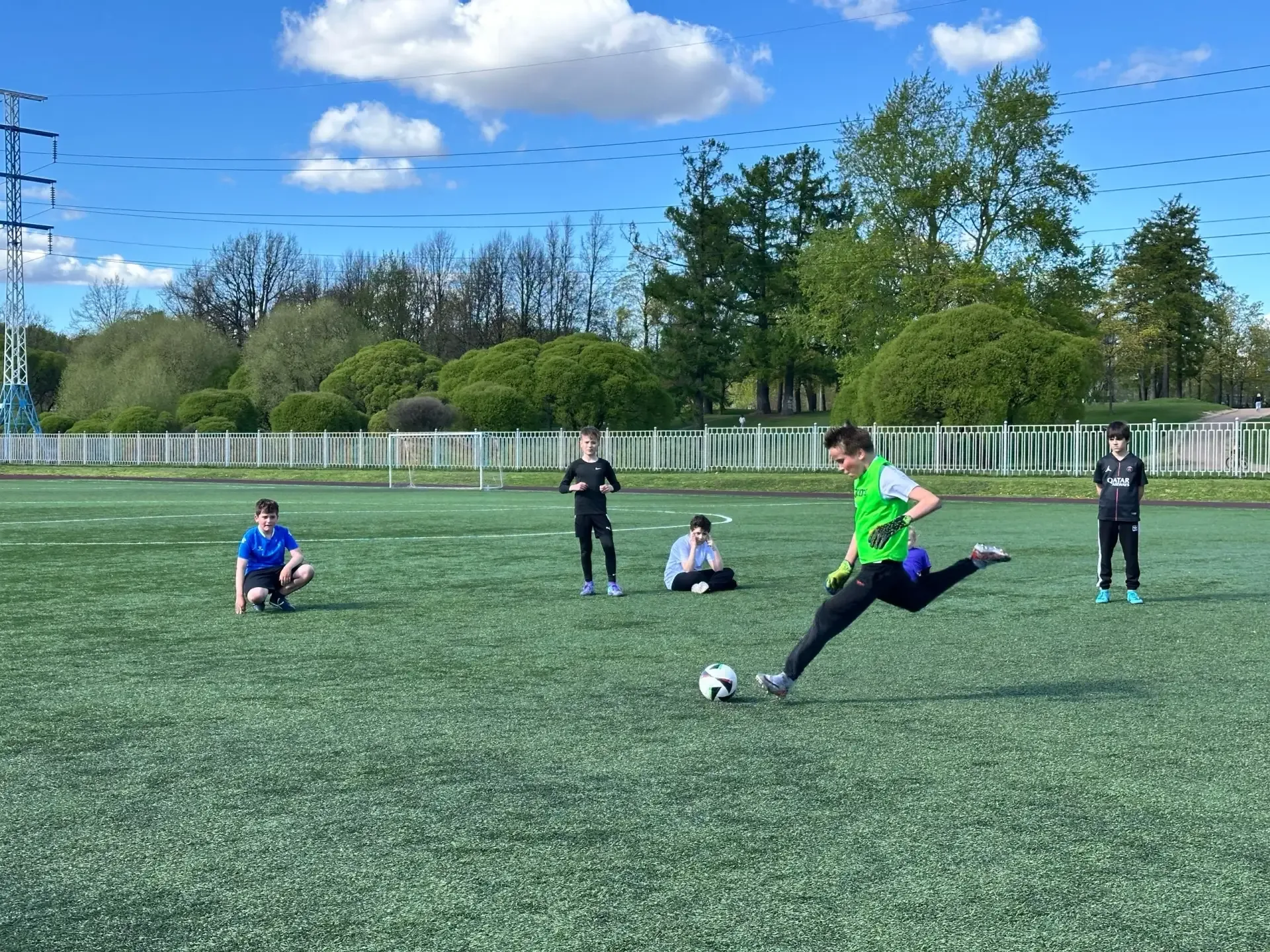 ⚽ МАЙСКИЙ ФУТБОЛ: ИГРА, ДРУЖБА, ТРАДИЦИЯ  В течение мая на школьном стадионе кипели нешуточные страс