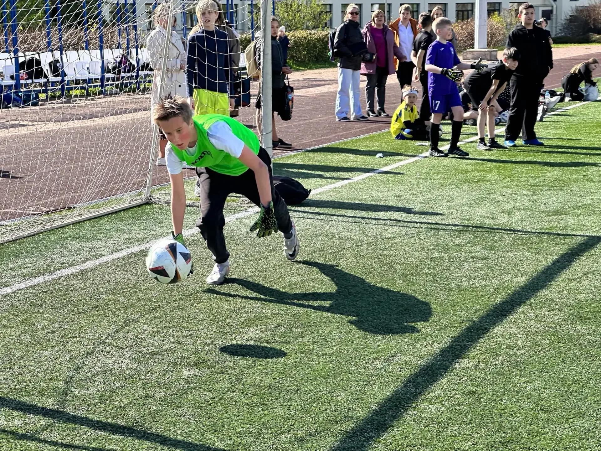 ⚽ МАЙСКИЙ ФУТБОЛ: ИГРА, ДРУЖБА, ТРАДИЦИЯ  В течение мая на школьном стадионе кипели нешуточные страс