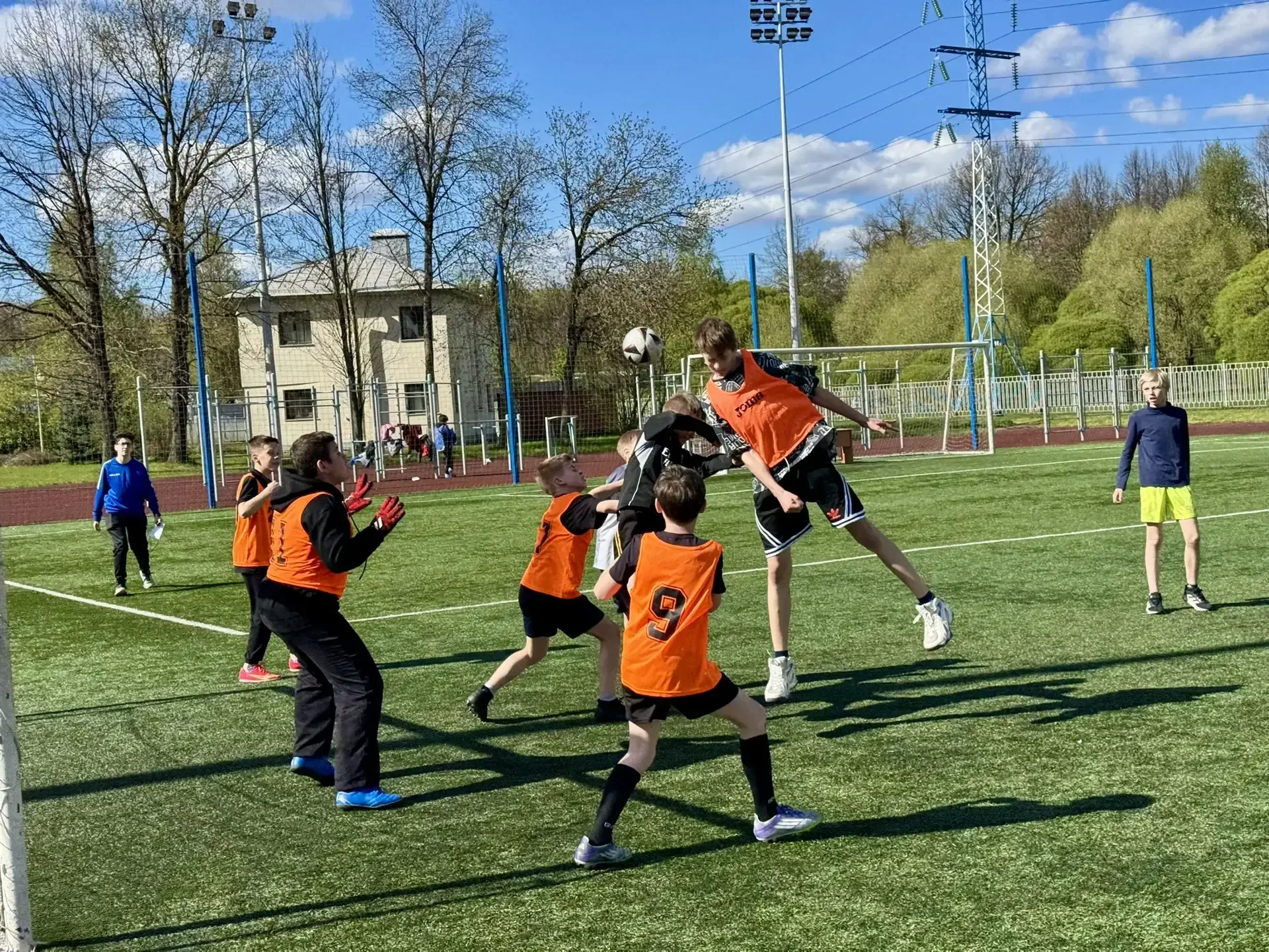 ⚽ МАЙСКИЙ ФУТБОЛ: ИГРА, ДРУЖБА, ТРАДИЦИЯ  В течение мая на школьном стадионе кипели нешуточные страс