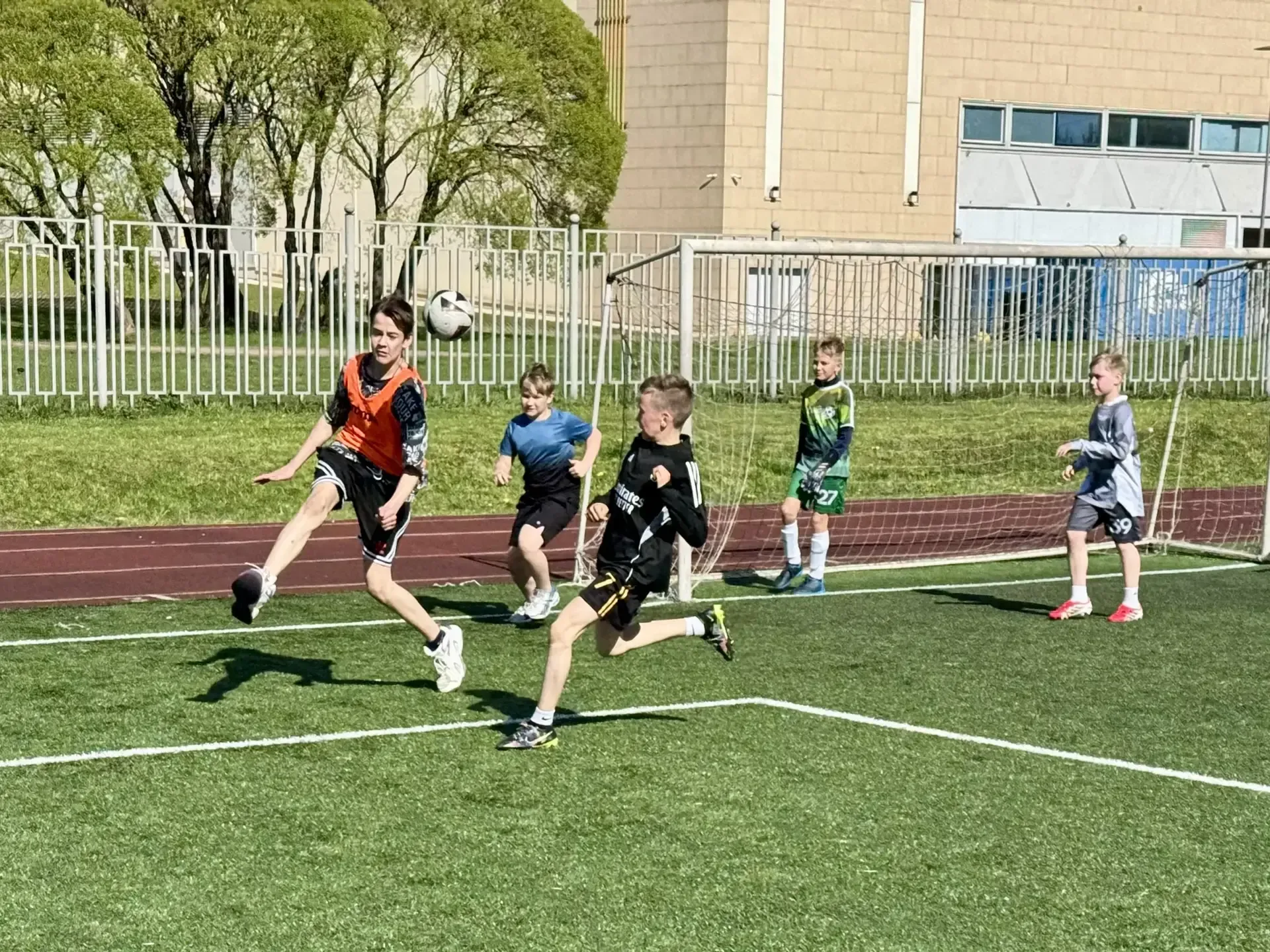 ⚽ МАЙСКИЙ ФУТБОЛ: ИГРА, ДРУЖБА, ТРАДИЦИЯ  В течение мая на школьном стадионе кипели нешуточные страс
