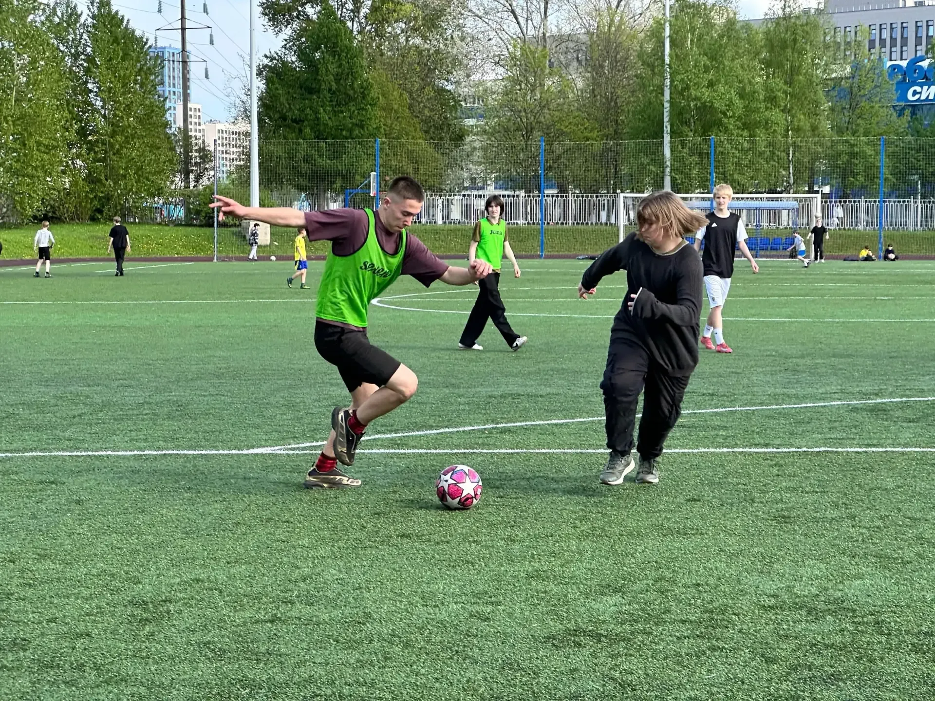 ⚽ МАЙСКИЙ ФУТБОЛ: ИГРА, ДРУЖБА, ТРАДИЦИЯ  В течение мая на школьном стадионе кипели нешуточные страс