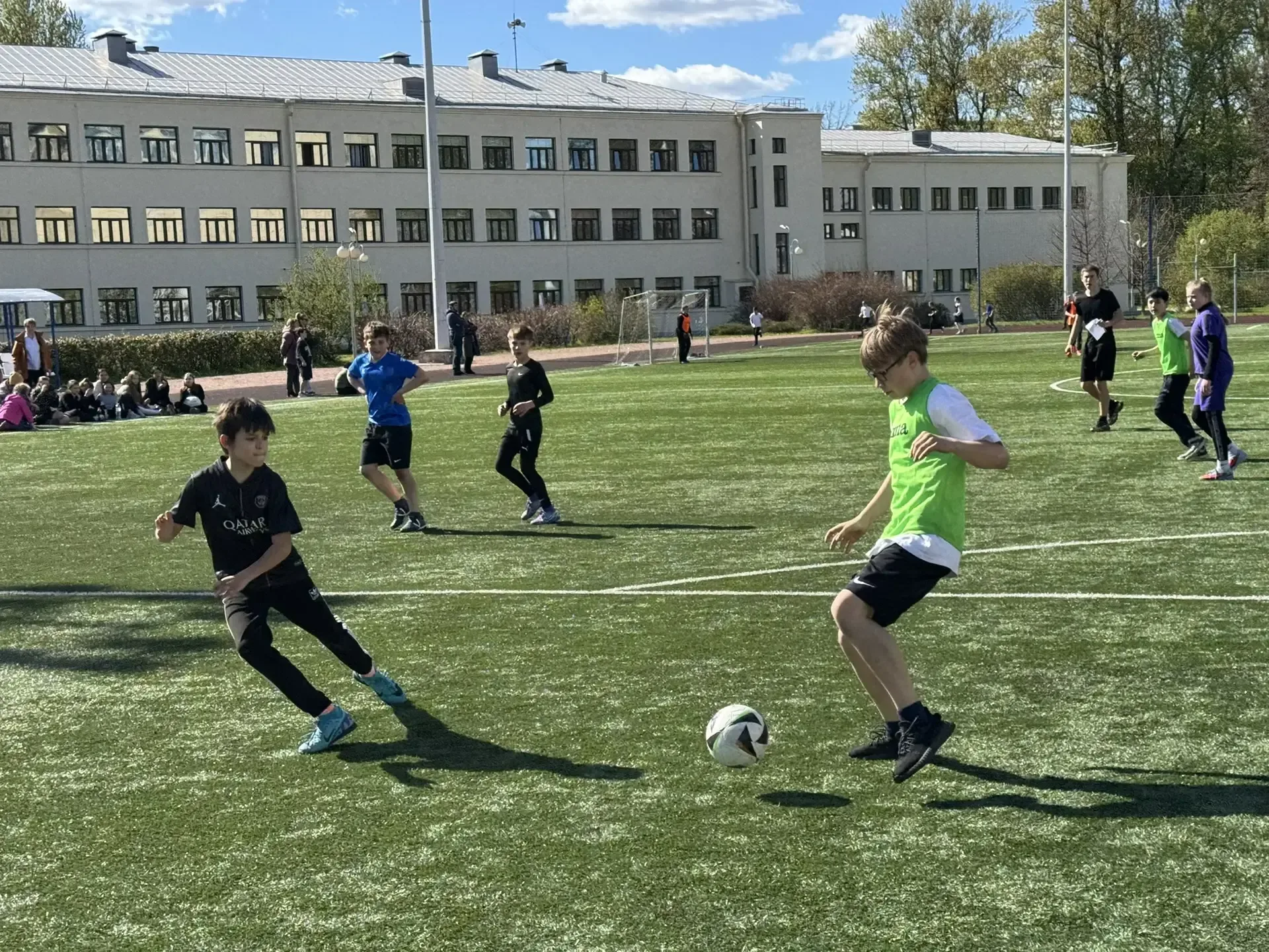 ⚽ МАЙСКИЙ ФУТБОЛ: ИГРА, ДРУЖБА, ТРАДИЦИЯ  В течение мая на школьном стадионе кипели нешуточные страс