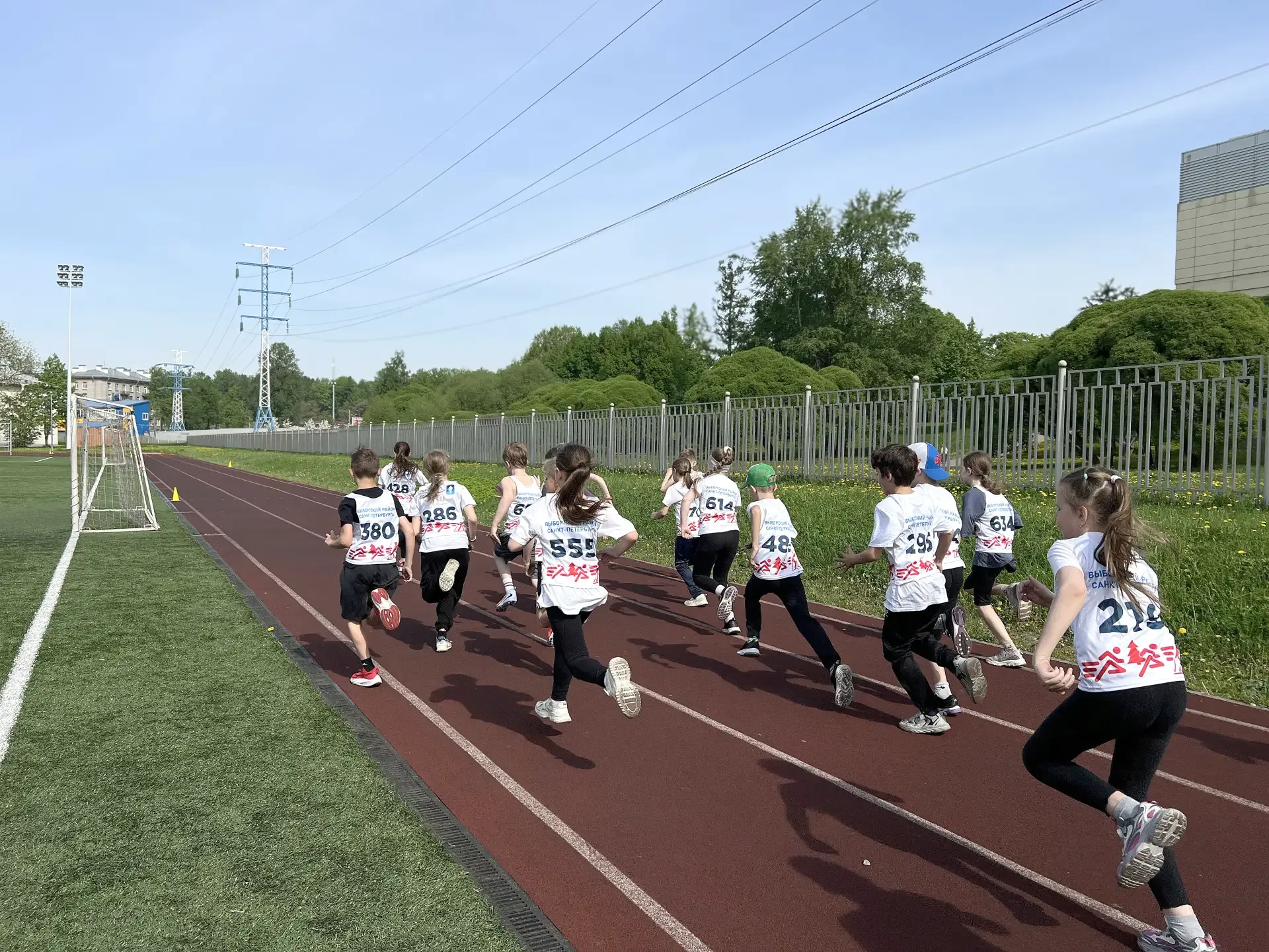 🏃‍♂️ ЮНЫЕ СПОРТСМЕНЫ С БОЛЬШОГО САМПСОНИЕВСКОГО СДАЛИ НОРМЫ ГТО  19 мая учащиеся начальных классов п