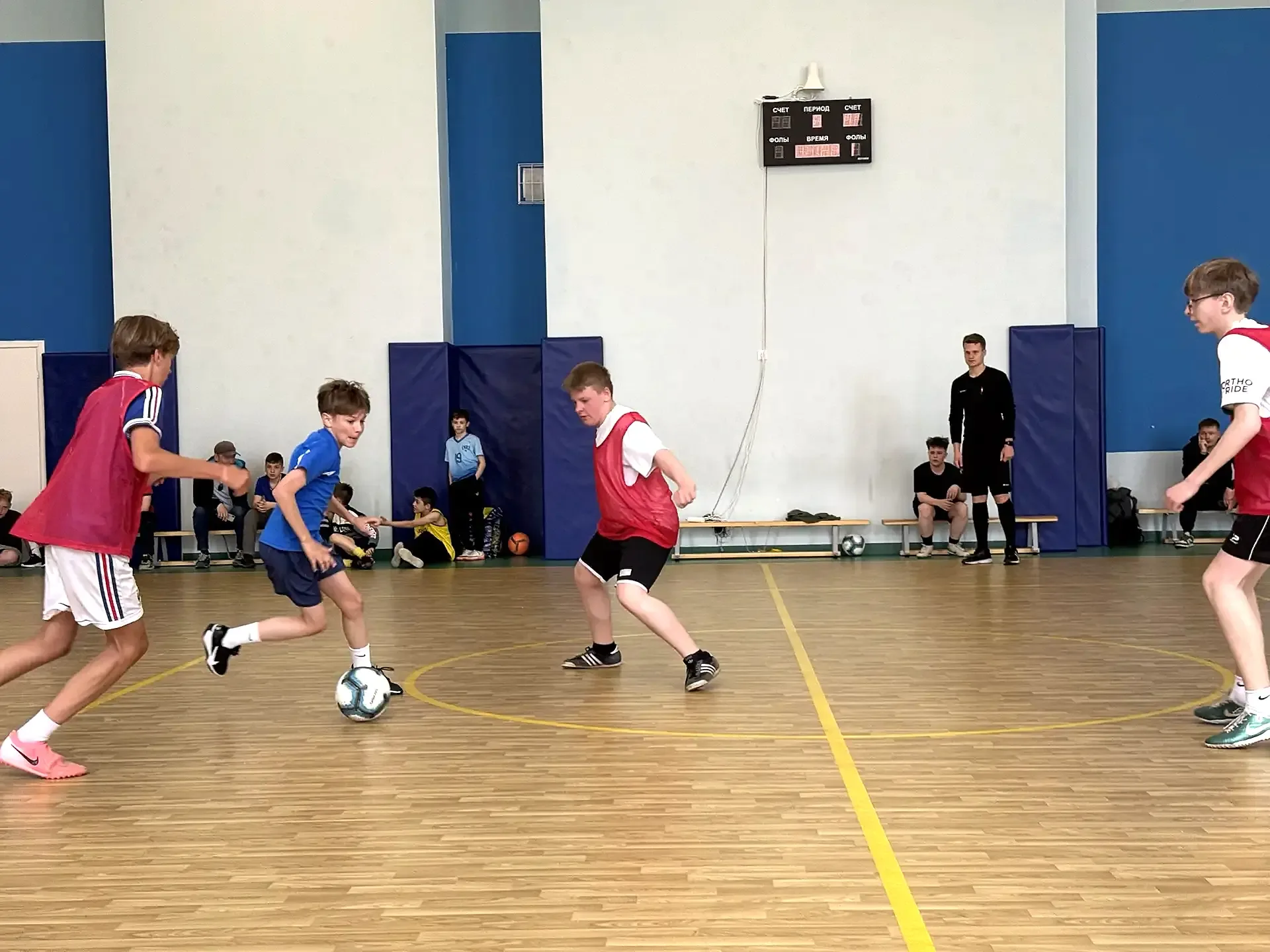 ⚽ ФУТЗАЛ: ПЕРВЫЙ ШАГ В БОЛЬШОМ СПОРТЕ  Команда нашей школы под руководством Сергея Сергеевича Конста