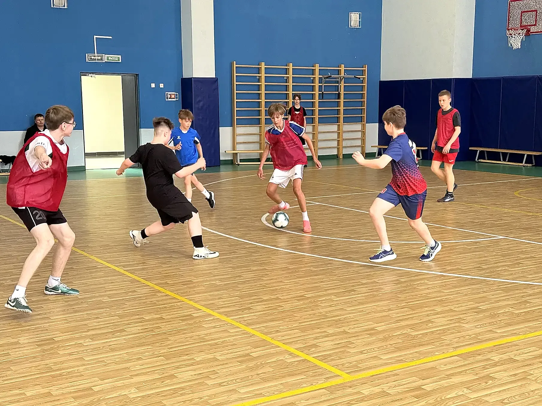 ⚽ ФУТЗАЛ: ПЕРВЫЙ ШАГ В БОЛЬШОМ СПОРТЕ  Команда нашей школы под руководством Сергея Сергеевича Конста