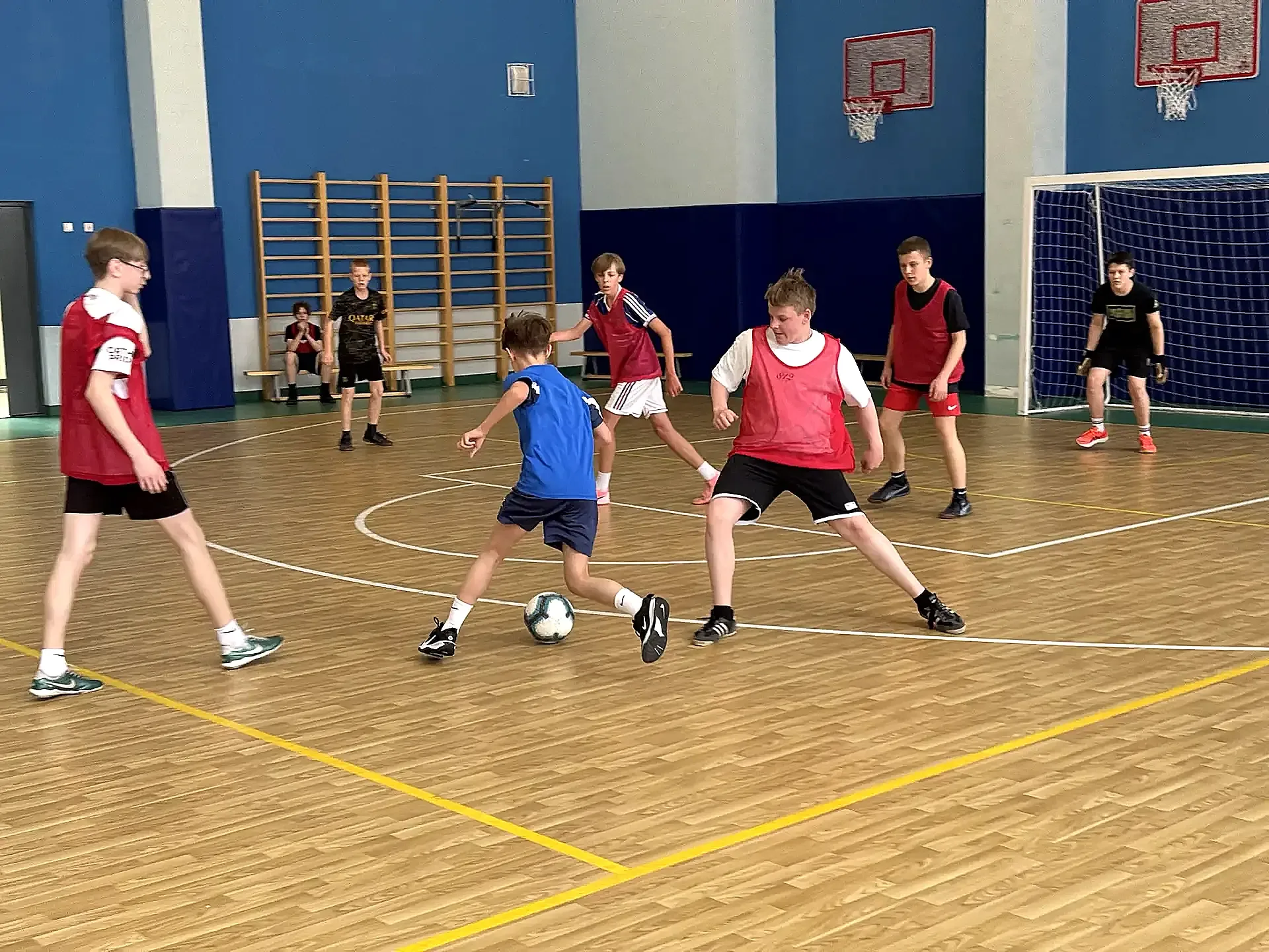 ⚽ ФУТЗАЛ: ПЕРВЫЙ ШАГ В БОЛЬШОМ СПОРТЕ  Команда нашей школы под руководством Сергея Сергеевича Конста