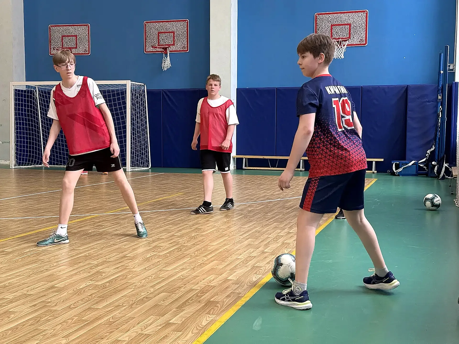 ⚽ ФУТЗАЛ: ПЕРВЫЙ ШАГ В БОЛЬШОМ СПОРТЕ  Команда нашей школы под руководством Сергея Сергеевича Конста