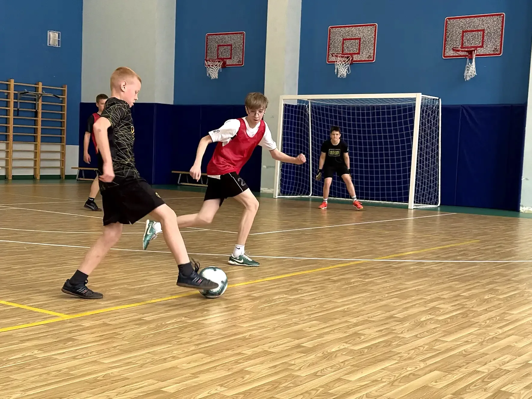 ⚽ ФУТЗАЛ: ПЕРВЫЙ ШАГ В БОЛЬШОМ СПОРТЕ  Команда нашей школы под руководством Сергея Сергеевича Конста
