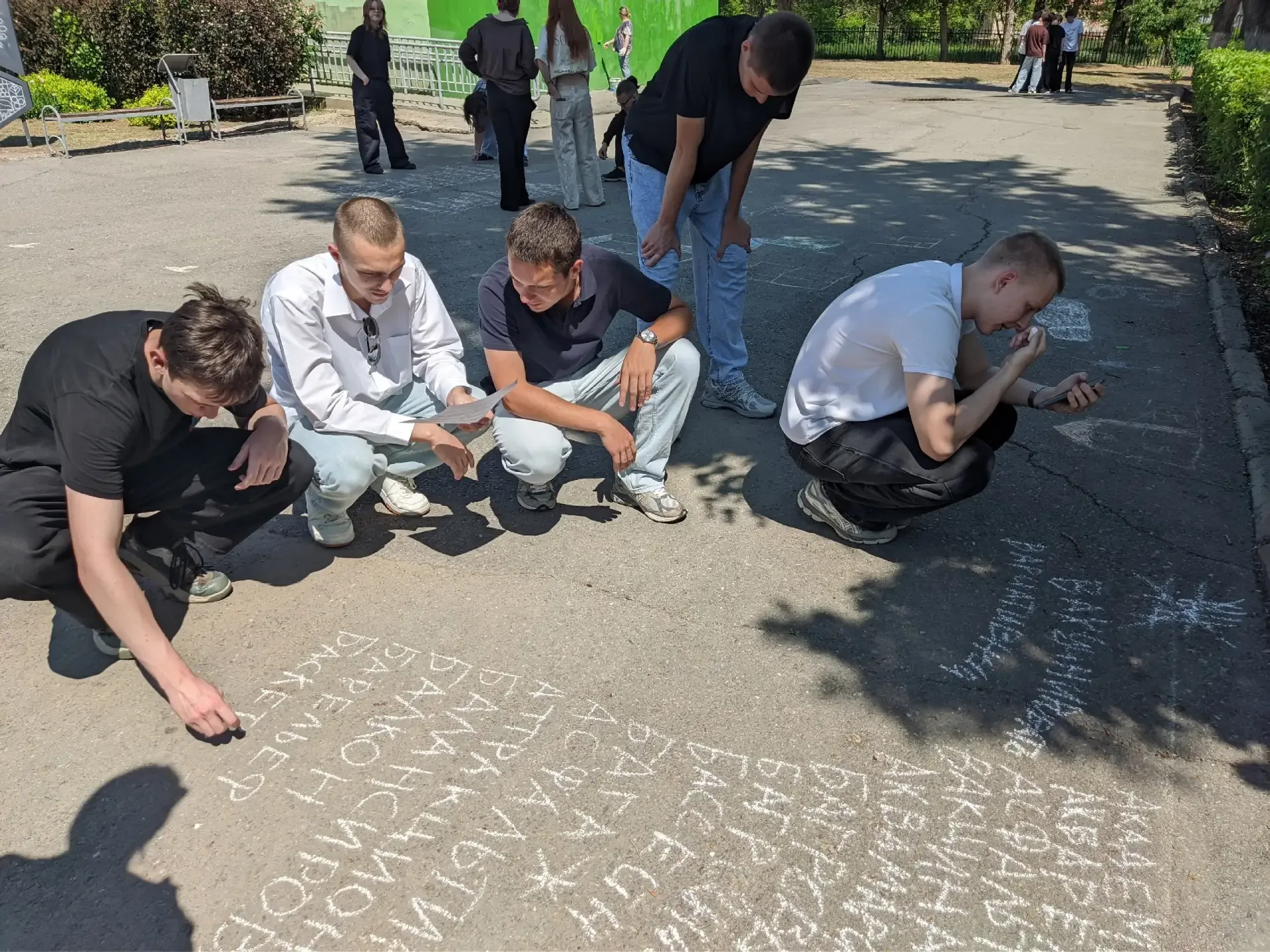 Знаете, что бывает, если смешать солнце, асфальт и ФИПИ? Правильно! Грамматический фитнес на свежем 