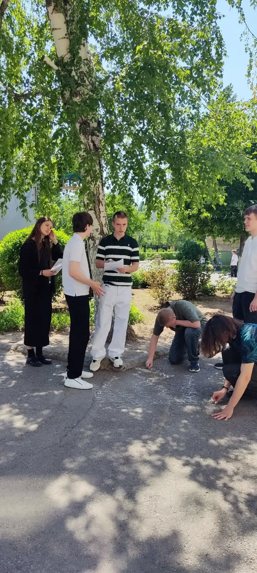 Знаете, что бывает, если смешать солнце, асфальт и ФИПИ? Правильно! Грамматический фитнес на свежем 