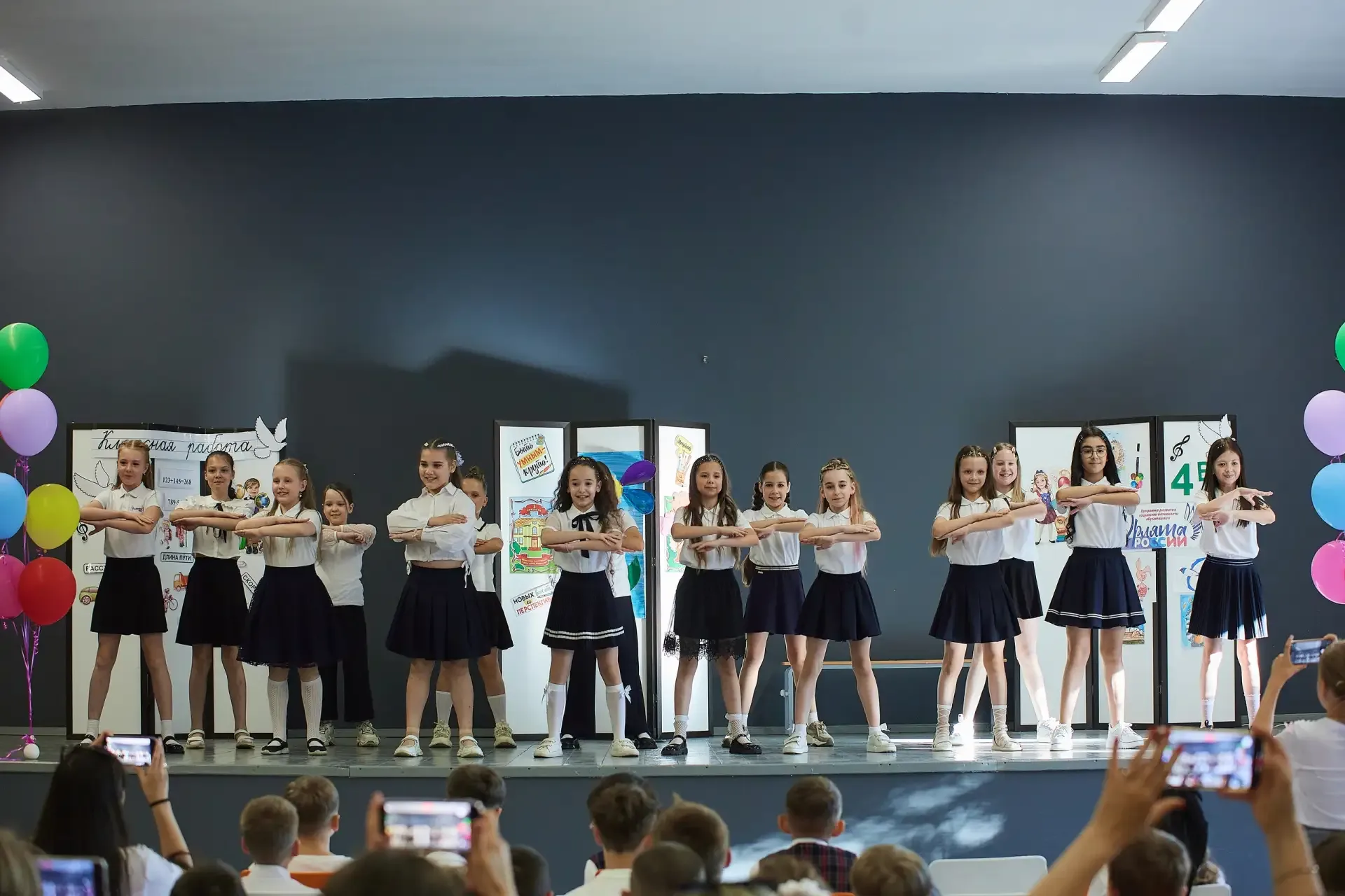 ✨ Выпускной 4 «А» и 4 «В» классов - яркий праздник талантов! ✨  21 мая в нашей школе прошёл долгожда