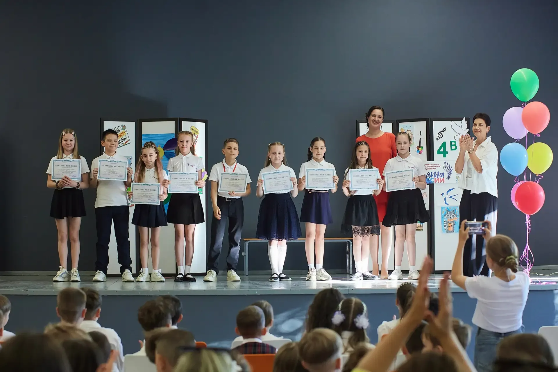 ✨ Выпускной 4 «А» и 4 «В» классов - яркий праздник талантов! ✨  21 мая в нашей школе прошёл долгожда