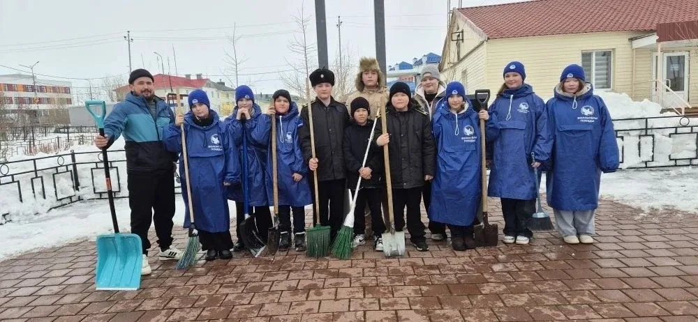 🌿Мы за чистоту! Экосистема в действии Члены юнармейского отряда «Патриот», «Волонтёры Победы» и каде