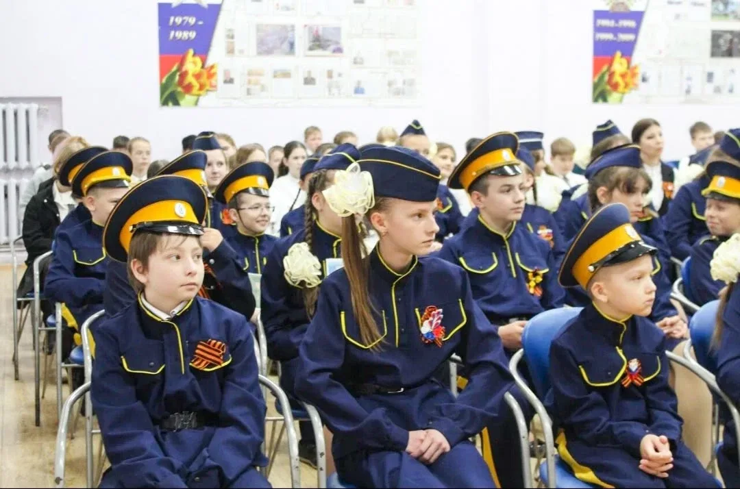 ✨ Помним, гордимся, чтим! ✨  Учащиеся 5-х классов Икрянинской СОШ приняли участие в торжественном ме