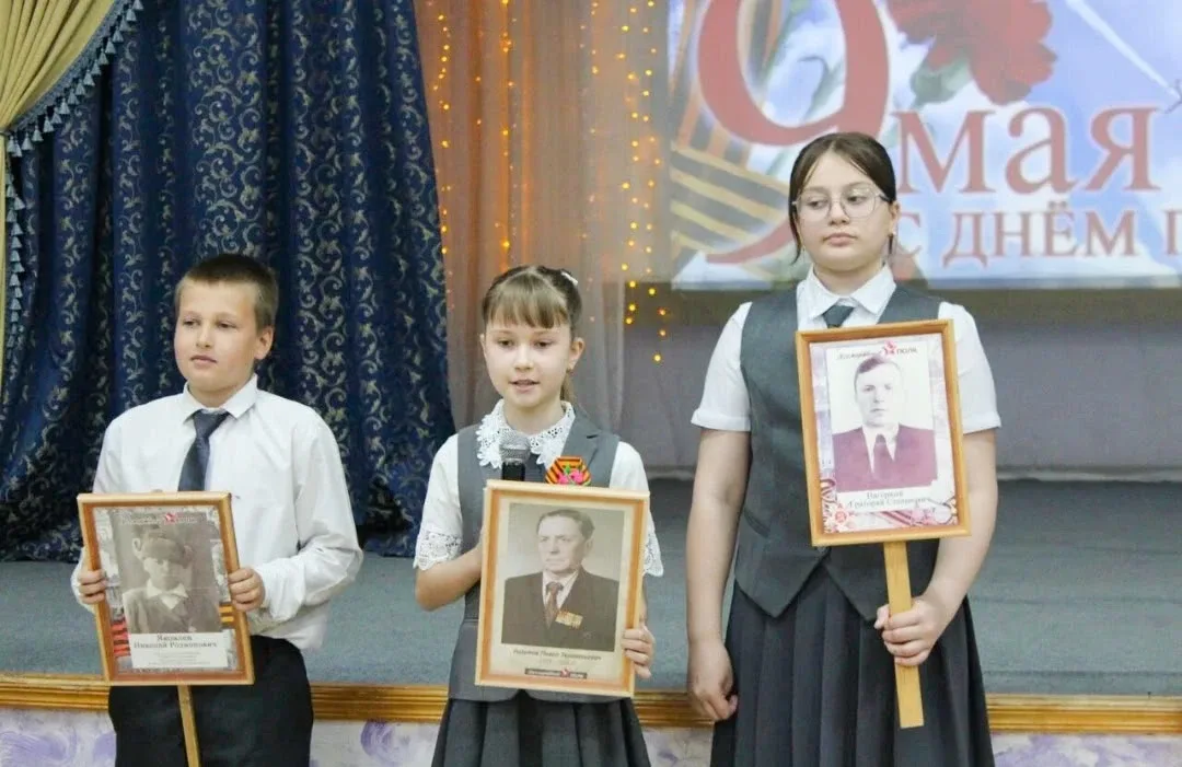 ✨ Помним, гордимся, чтим! ✨  Учащиеся 5-х классов Икрянинской СОШ приняли участие в торжественном ме