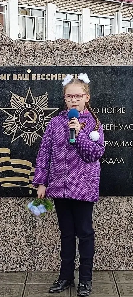 В преддверии Дня Победы в нашей школе прошла трогательная акция «Мы о войне стихами говорим» — дети 