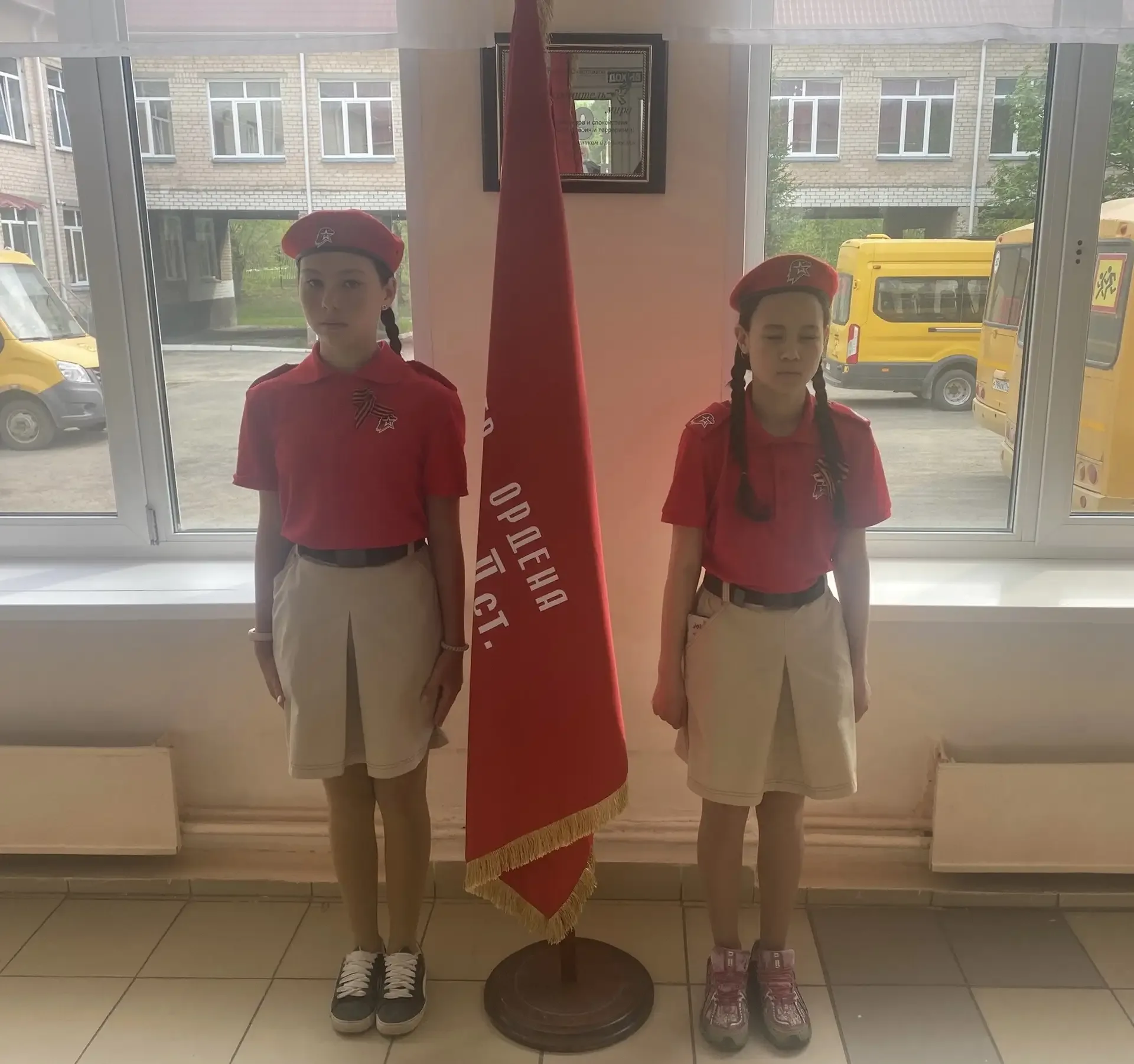 🎖️ Вахта памяти: юные юнармейцы несут почётную вахту у Знамени Победы 🎖️  В нашей школе проходит важ