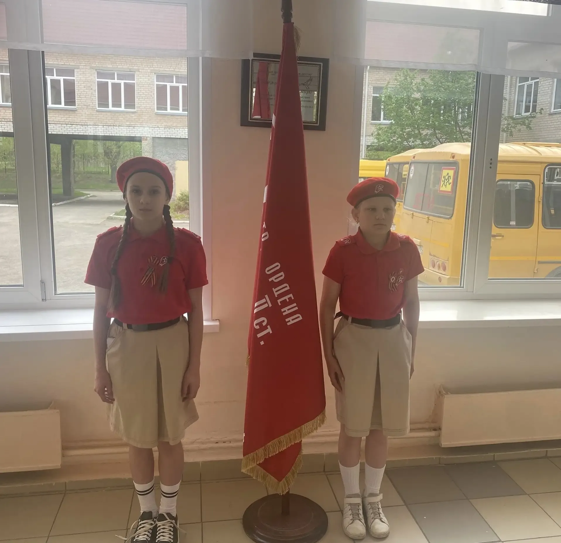 🎖️ Вахта памяти: юные юнармейцы несут почётную вахту у Знамени Победы 🎖️  В нашей школе проходит важ