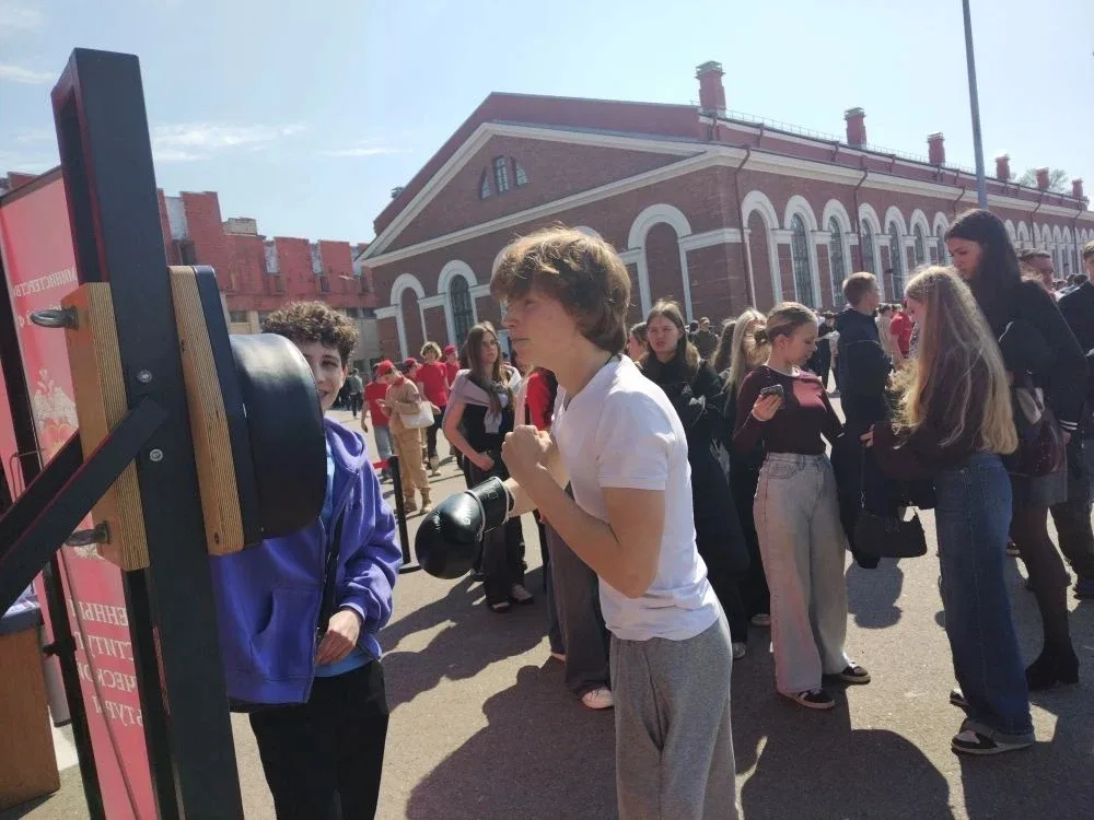 Будущие защитники Отечества: 10Б — в эпицентре событий ВИФКа 🇷🇺  Сегодня ученики 10Б класса вместе с