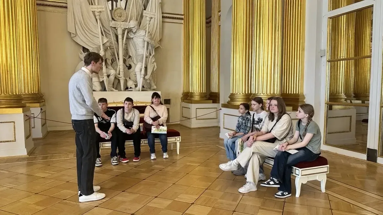 Путешествие в мир искусства: 6 «Б» класс в Эрмитаже! Вчера 6 «Б» класс впервые отправился— на обзорн