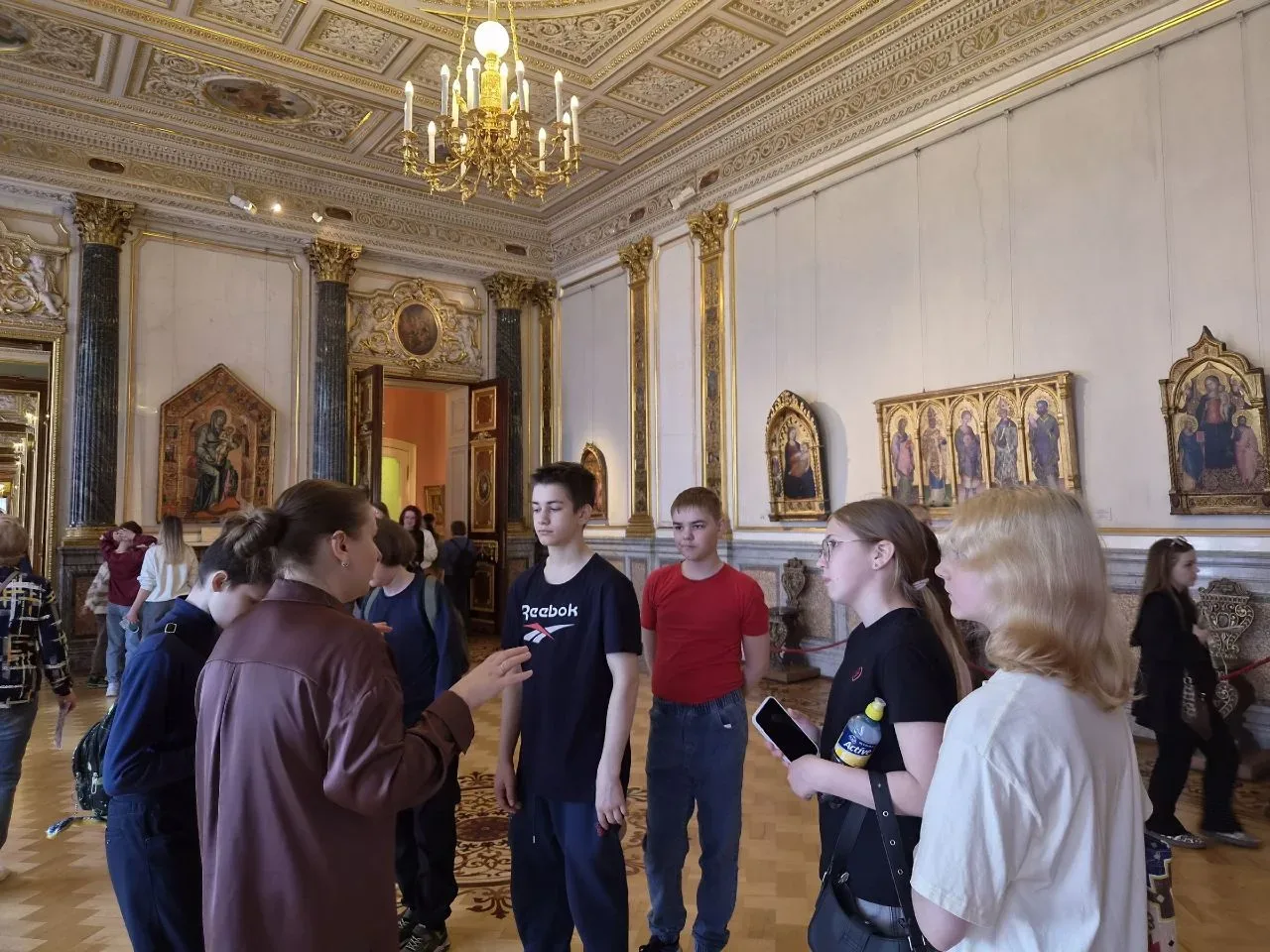 Путешествие в мир искусства: 6 «Б» класс в Эрмитаже! Вчера 6 «Б» класс впервые отправился— на обзорн