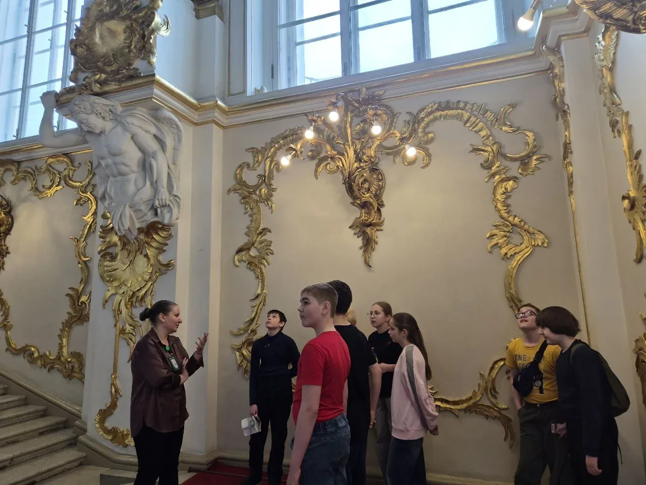 Путешествие в мир искусства: 6 «Б» класс в Эрмитаже! Вчера 6 «Б» класс впервые отправился— на обзорн
