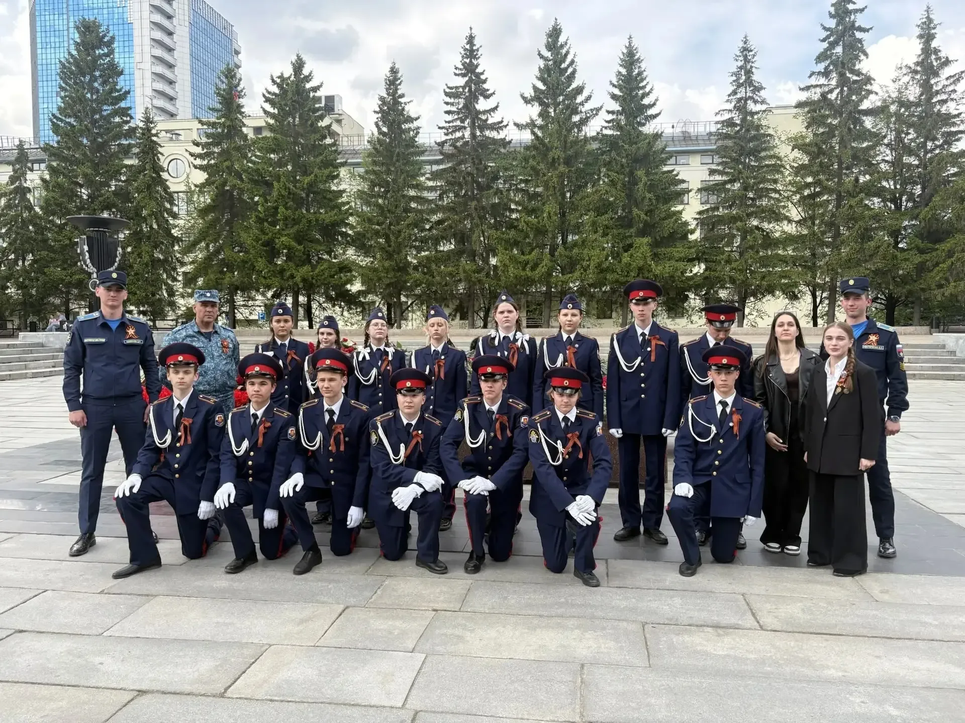 🇷🇺8 мая в Сквере Добровольцев  городскую  «Вахту Памяти»  на Посту № 1 несли воспитанники 8б кадетск