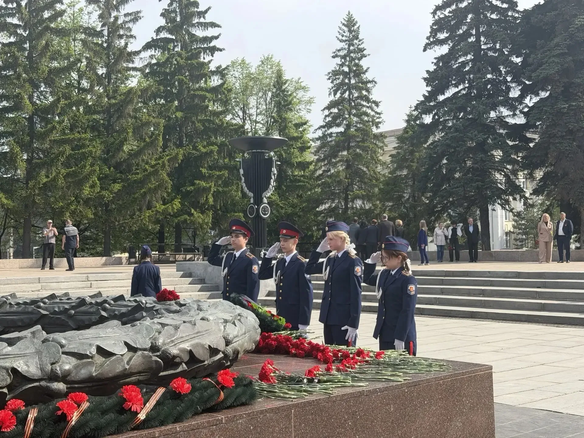 8 мая, в преддверии празднования Великой Победы, воспитанники 8б кадетского класса школы №47 совмест
