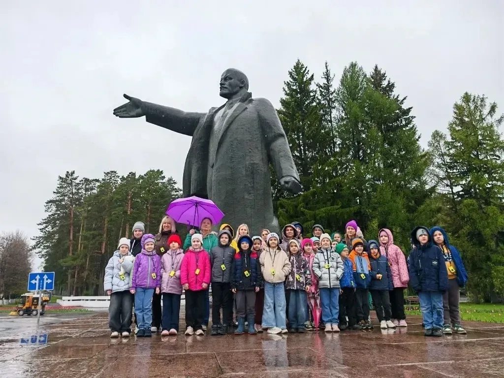 🚌  Путешествие первоклассников! 🌍  Ученики 1 «В» класса вместе со своим классным руководителем Жални