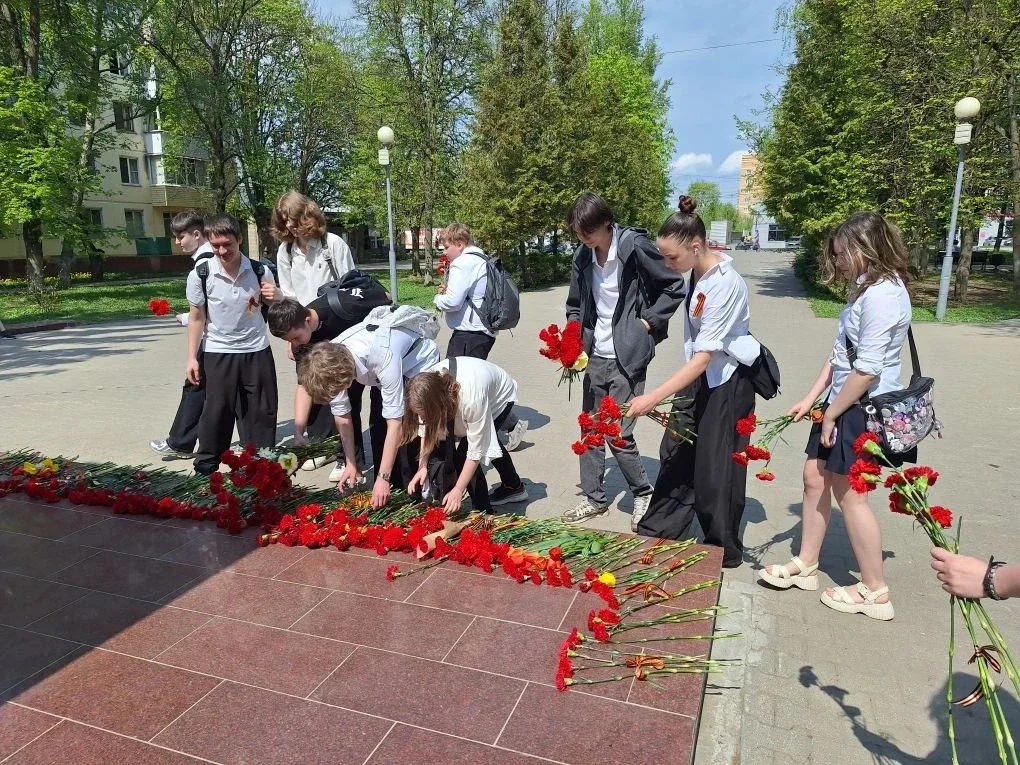 🎗️ 9 Мая - день, который нельзя забыть  Обучающиеся нашего центра образования почтили память героев 