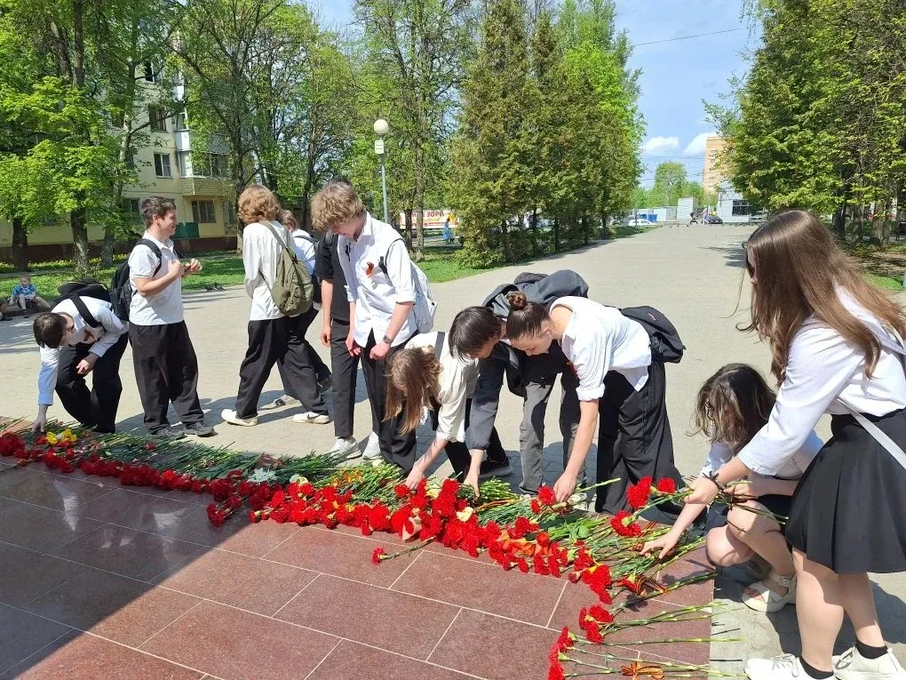 🎗️ 9 Мая - день, который нельзя забыть  Обучающиеся нашего центра образования почтили память героев 