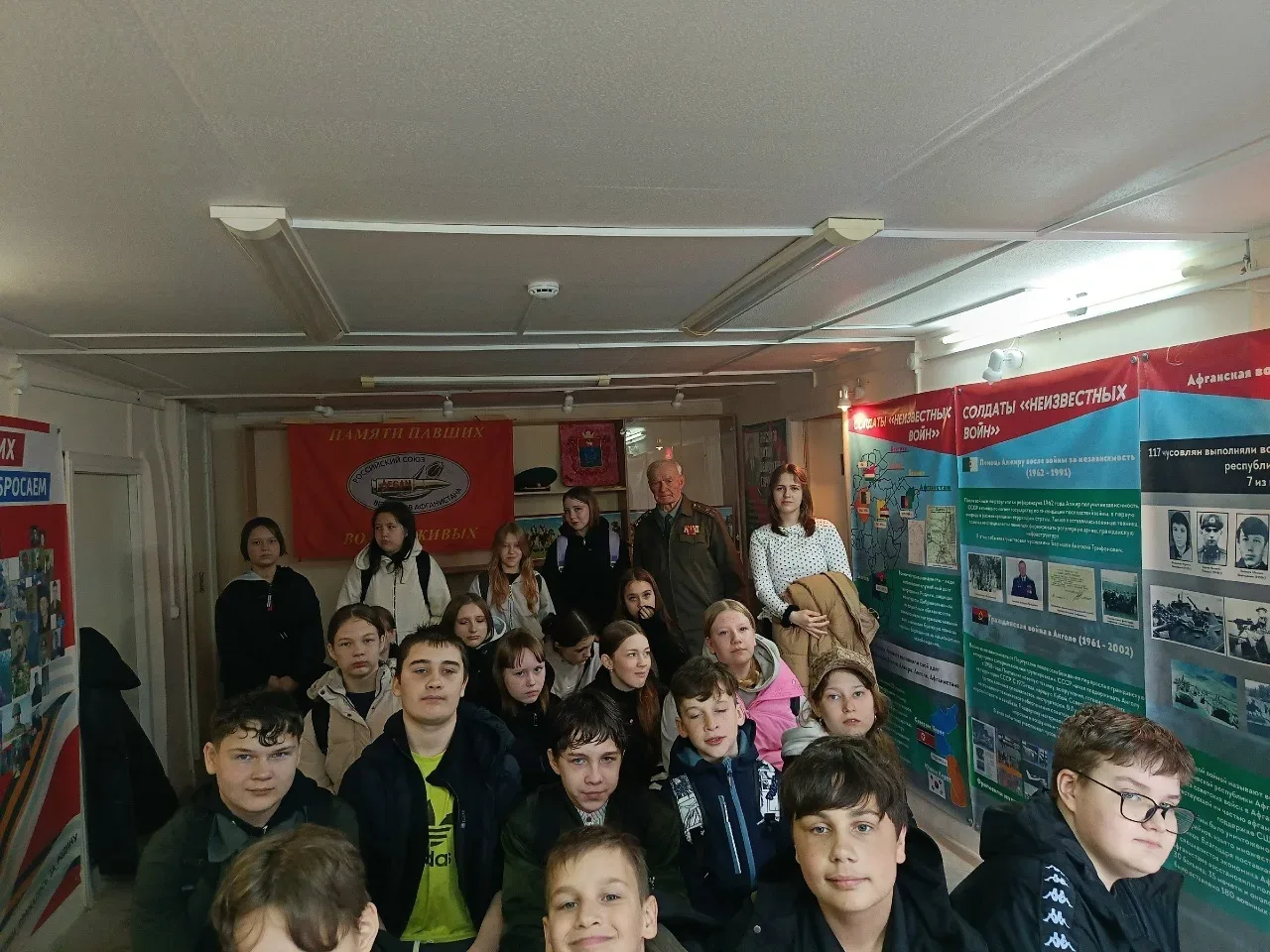 ЭКСКУРСИЯ В МУЗЕЙ УЧАСТНИКОВ ЛОКАЛЬНЫХ КОНФЛИКТОВ🇷🇺  💥 14 мая для учеников 6 Д класса участницей про