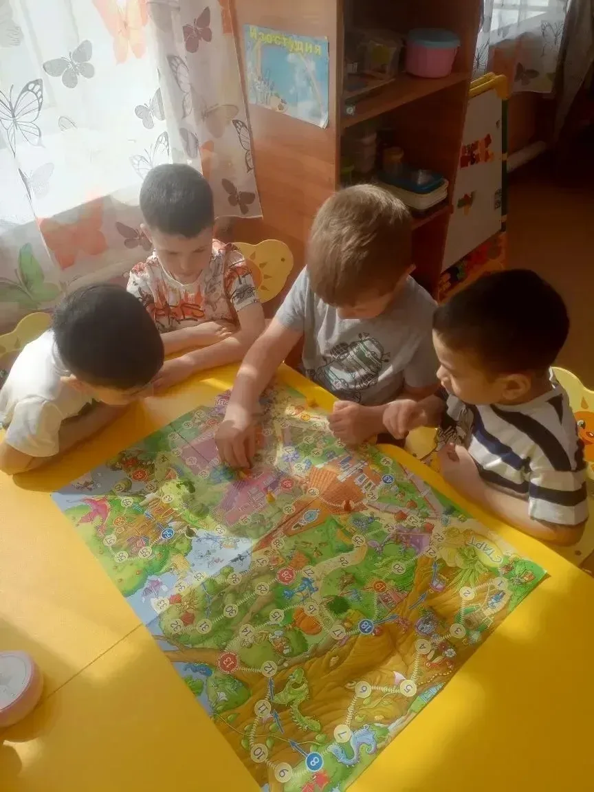 СП "Улыбка". «День настольных игр» в группе "Звездочки". Игра-один из основных видов детской деятель