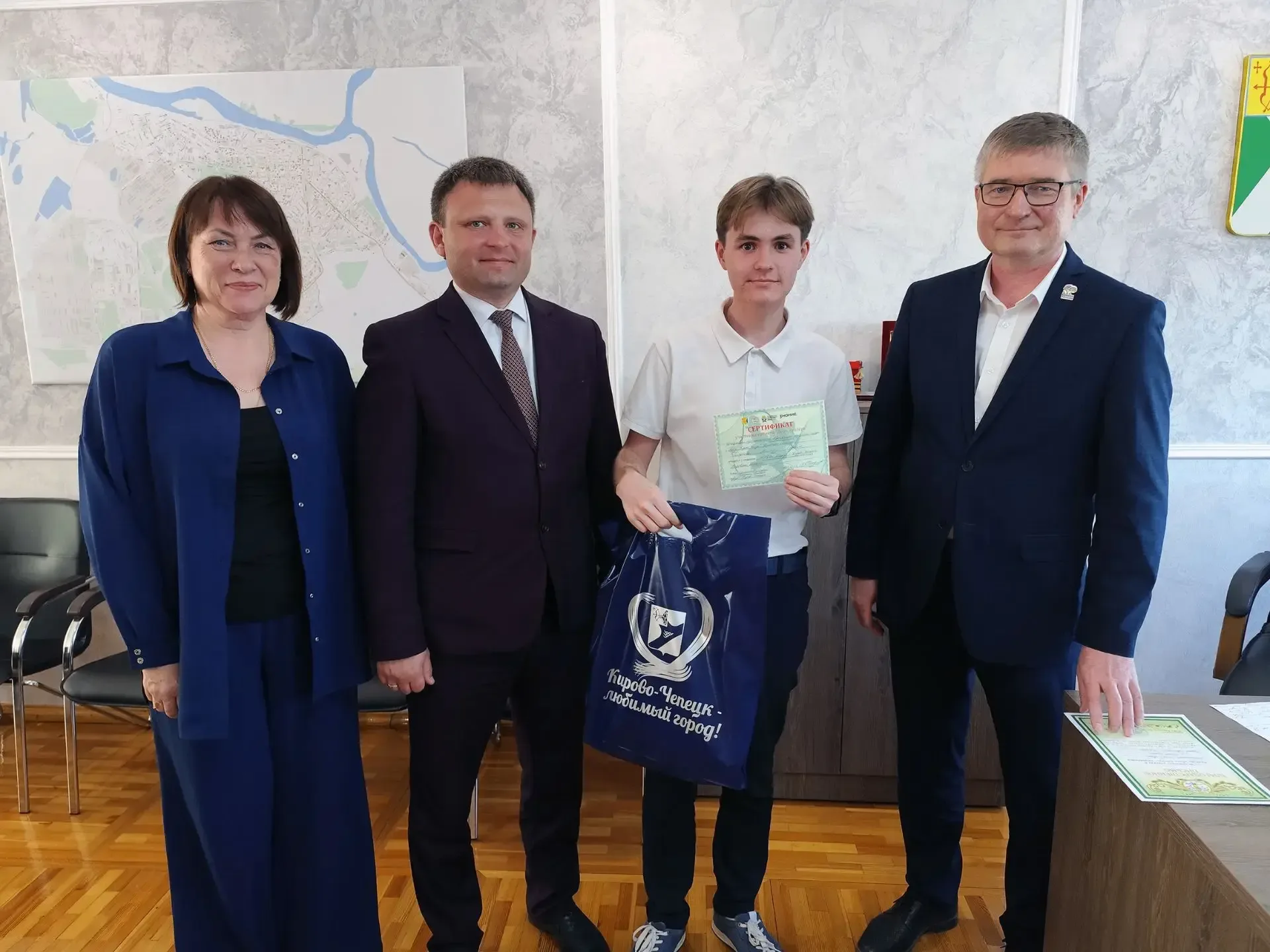 Тимофей Голубев, ученик 10 б класса, постигал азы управления городом  Накануне Тимофей и еще две сту
