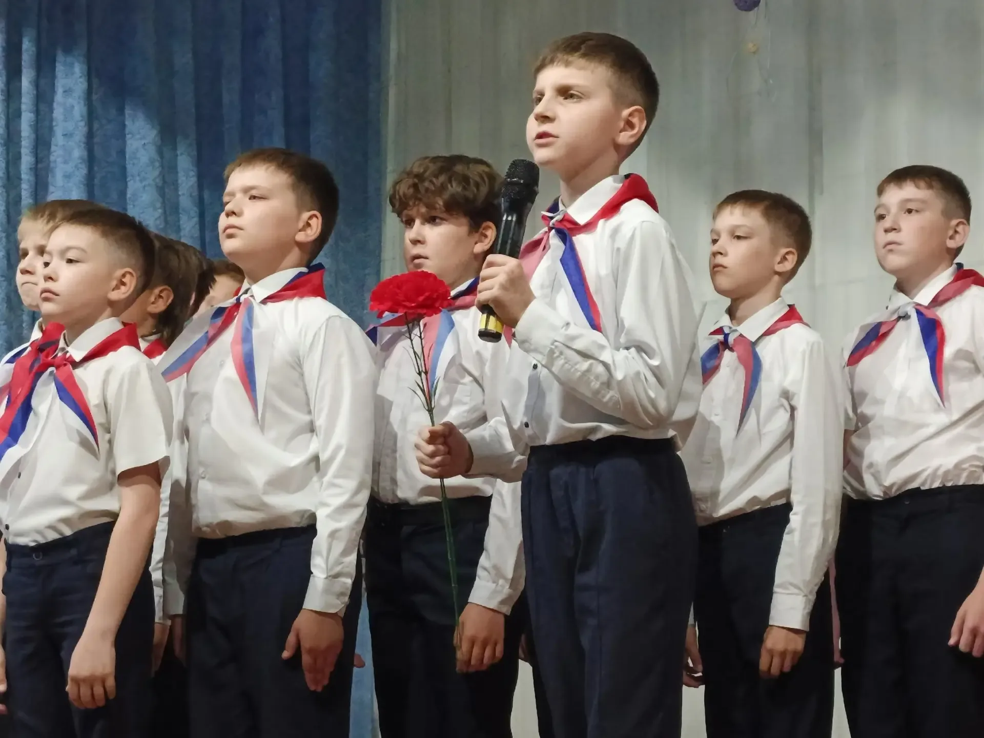 Учиться в школе - это не только сидеть за партой, писать, считать, чертить, конструировать... Это об