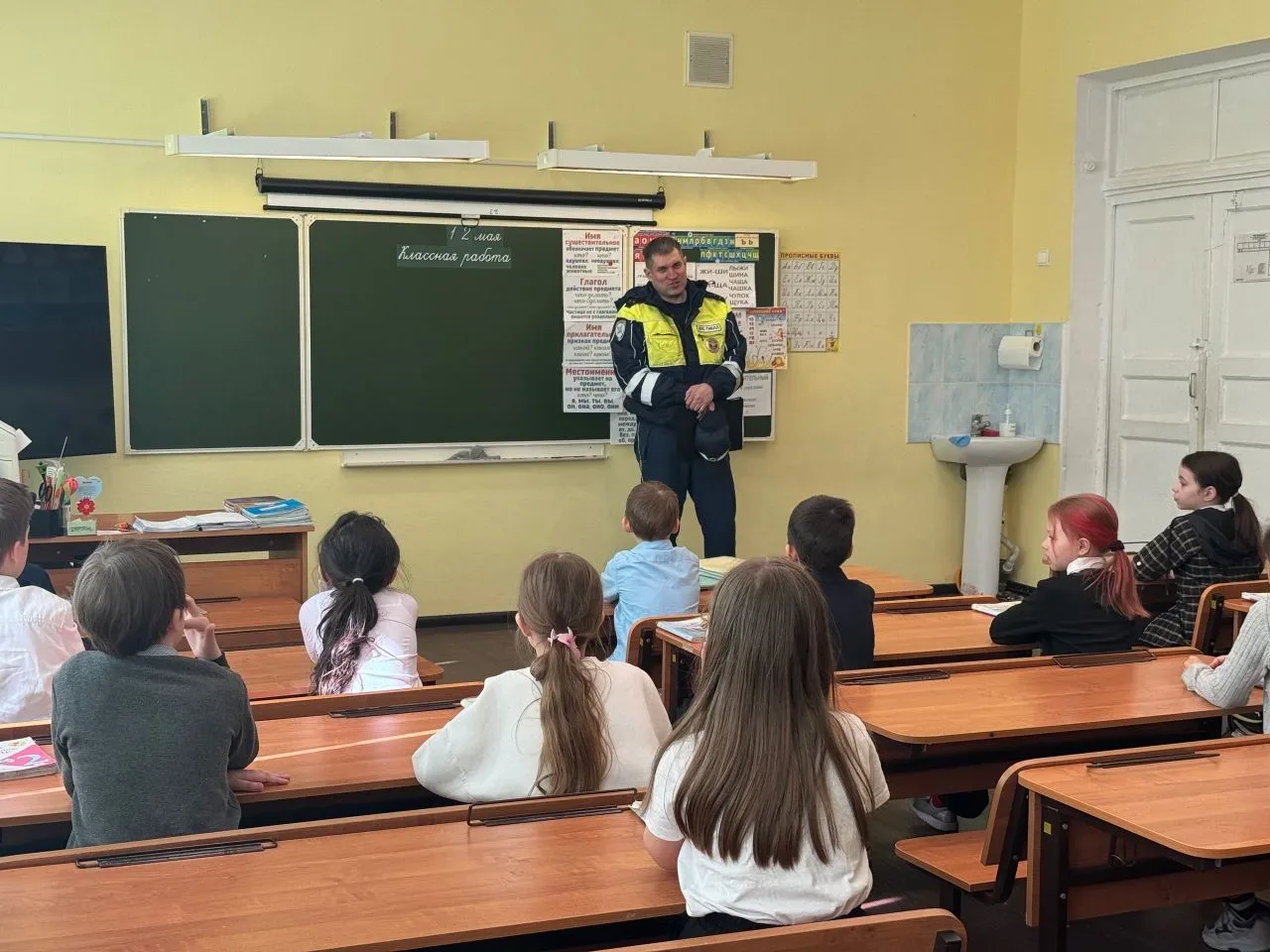 🚦 Внимание, каникулы: режим безопасности включен! 🚸  Сегодня к нашему 2 «Д» классу приходил настоящи