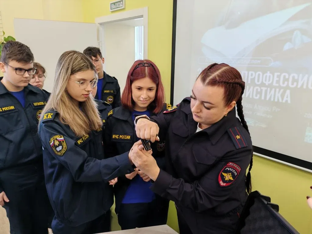 🔸 На этой неделе кадеты 7в класса встретились с Алёной Романовой — майором полиции, главным эксперто