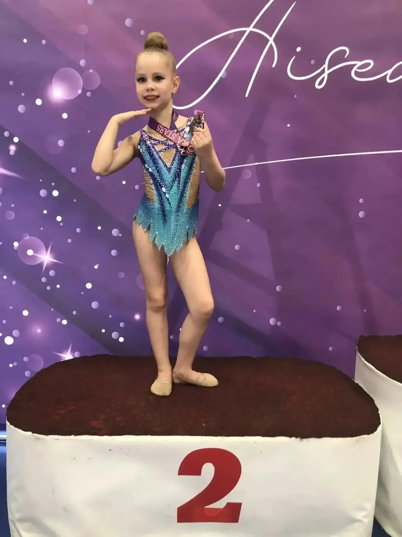 📌 Любасова Полина, ученица 1 «Е» класса, заняла 2 место на соревнованиях по художественной гимнастик