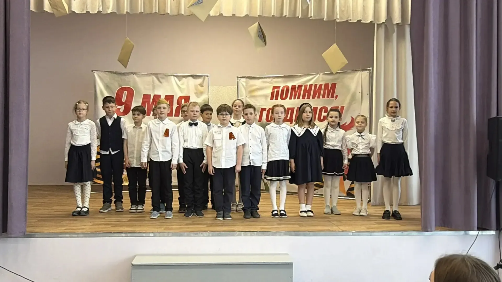 🎶 Фестиваль военных песен: юные голоса памяти и гордости 🎶 В нашей школе прошёл трогательный и вдохн