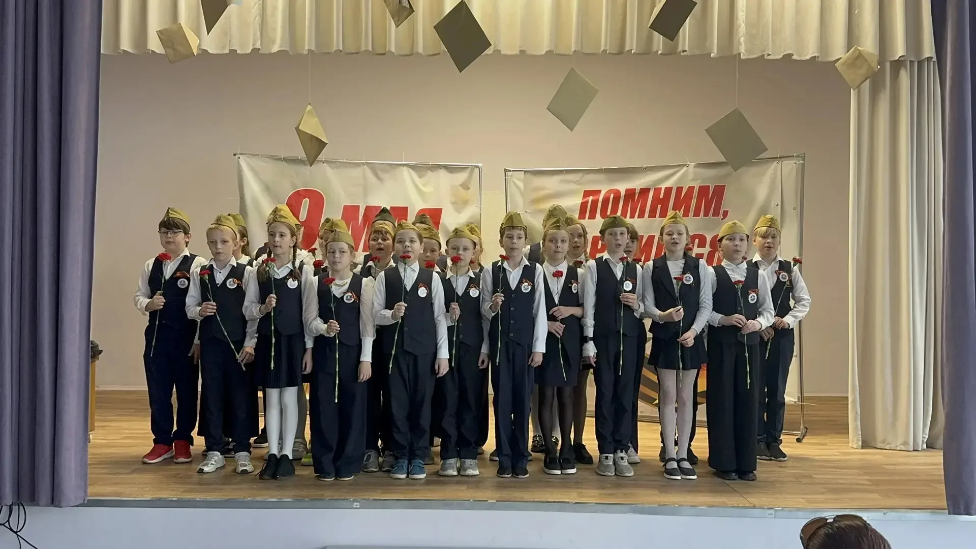 🎶 Фестиваль военных песен: юные голоса памяти и гордости 🎶 В нашей школе прошёл трогательный и вдохн