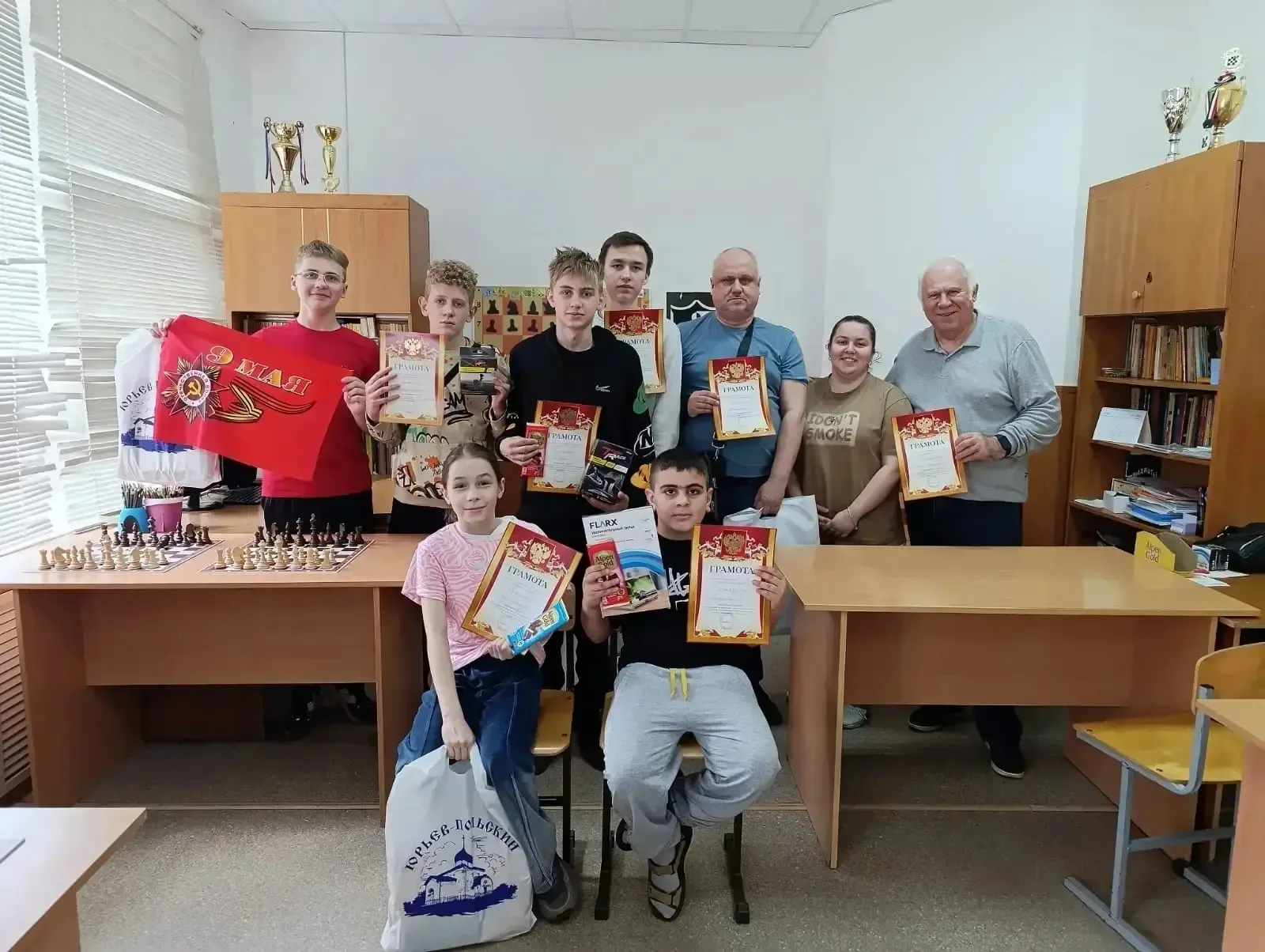 9 мая в шахматном клубе "Вертикаль" центра внешкольной работы прошёл блиц турнир по шахматам, в чест